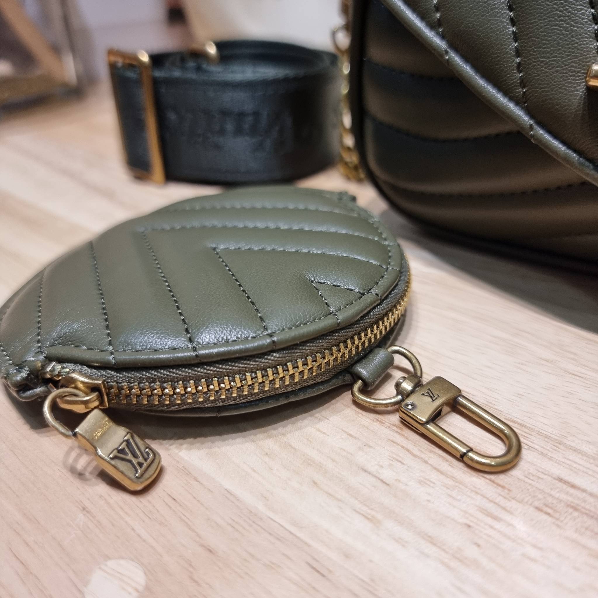 LV new wave pochette multi bag กระเป๋าสะพายมัลติฟังก์ชั่น มาพร้อม box set รับรองว่าดีงาม ลูกเล่นคลาสสิคผสานความวินเทจ มีสายสะพายให้ 2 เส้น และกระเป๋าใบลูก เล็กน่ารัก