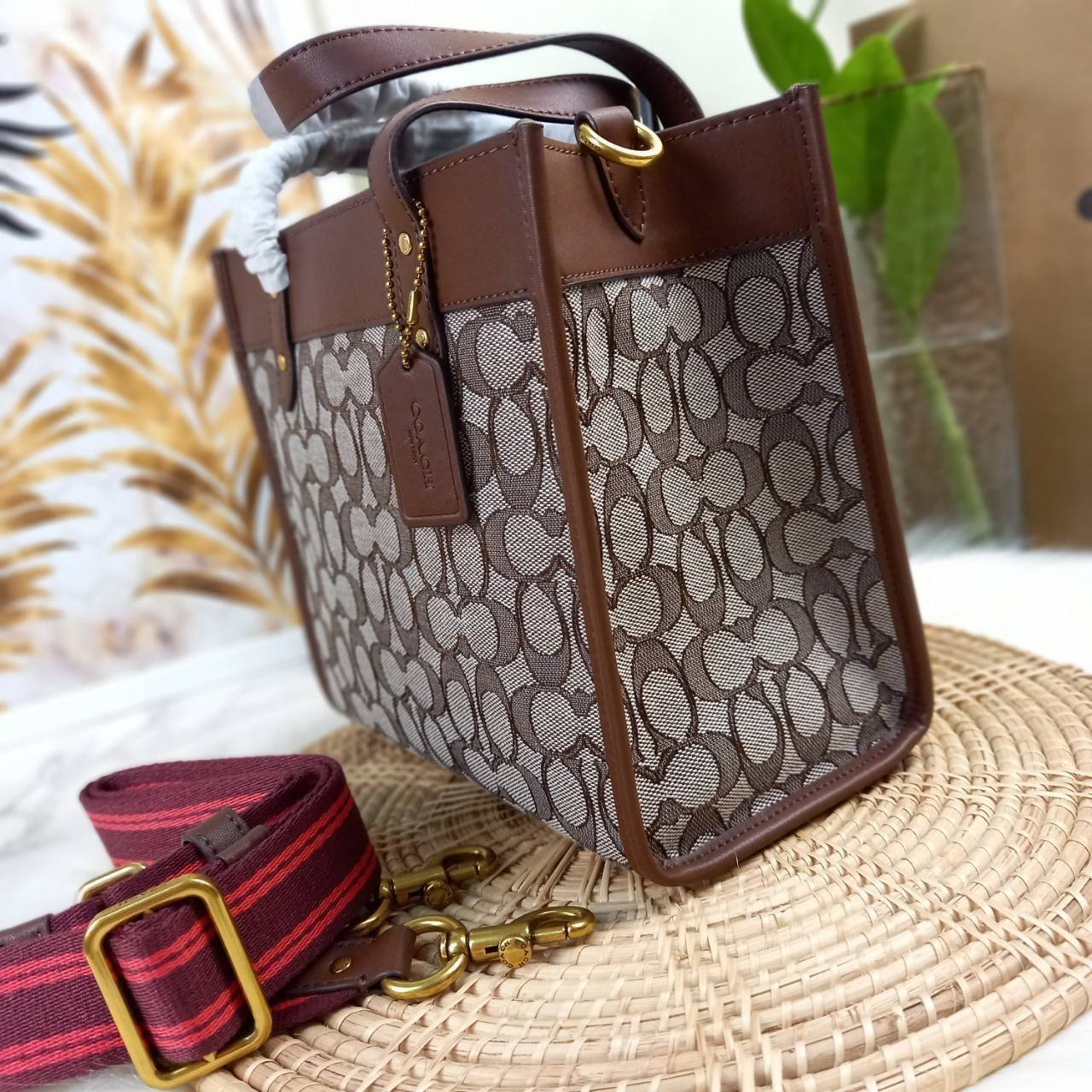 ใบนี้ ช่วยให้ชีวิตง่ายขึ้นเยอะเลย🌈🌺>>COACH FIELD TOTE 22 IN SIGNATURE JACQUARD(COACH C3865) 🍁กระเป๋าถือ สะพาย รุ่น Unisex ใช้ได้ทุกเพศวัย ขนาดเหมาะต่อการใช้งานในแต่ละวันมากๆ //วัสดุ jacquard ลาย signature ตกแต่งดีเทลด้วยหนังแ