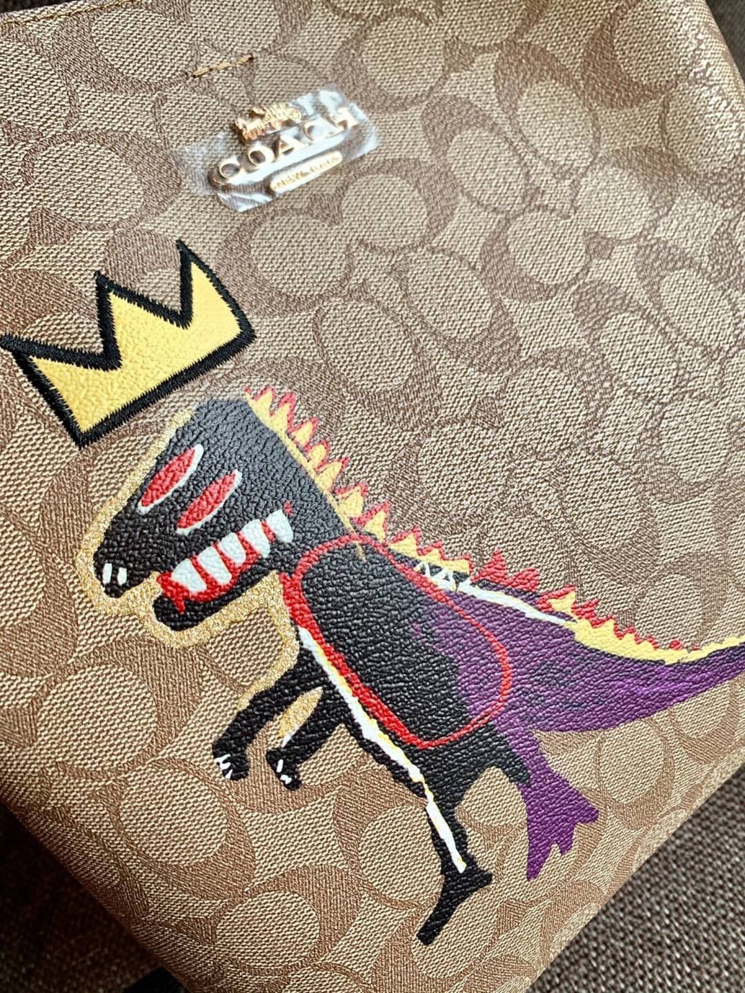 ใบใหญ่ตามมาติดๆ ห้ามพลาดค่า! Coach X Jean Michel Basquiat Town Bucket Bag In Signature Canvas ((C5787)) พร้อมส่งใบใหญ ใส่จุใจเลยจ้าา😘 กระเป๋าทรงถังใหญ่ วัสดุหนังแคนวาส หนังนิ่มสวยงาม 💥จุดเด่นคือเพนท์รูปก็อตซิล่าสวมมงกุฏ เป็นการออกแบบโดยการ