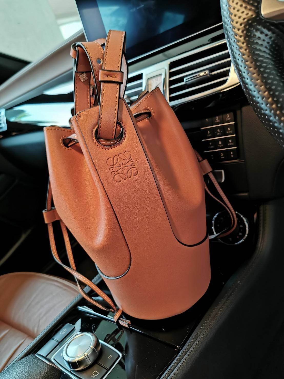 LOEWE LEATHER BUCKET BAG VIP GIFT WITH PURCHASE GWP กระเป๋าถือหรือสะพายหนังแท้พรีเมี่ยมกิ๊ฟ Limited จาก LOEWE PERFUME DUTYFREE COUNTER รุ่นใหม่ล่าสุด Rare items สุดเลอค่า วัสดุหนังแท้ Lambskin หนังสวยอยู่ทรง ขนาดใหญ่กำลังดี น้ำหนักเบา ดูแลรักษาง่ายภายในโล