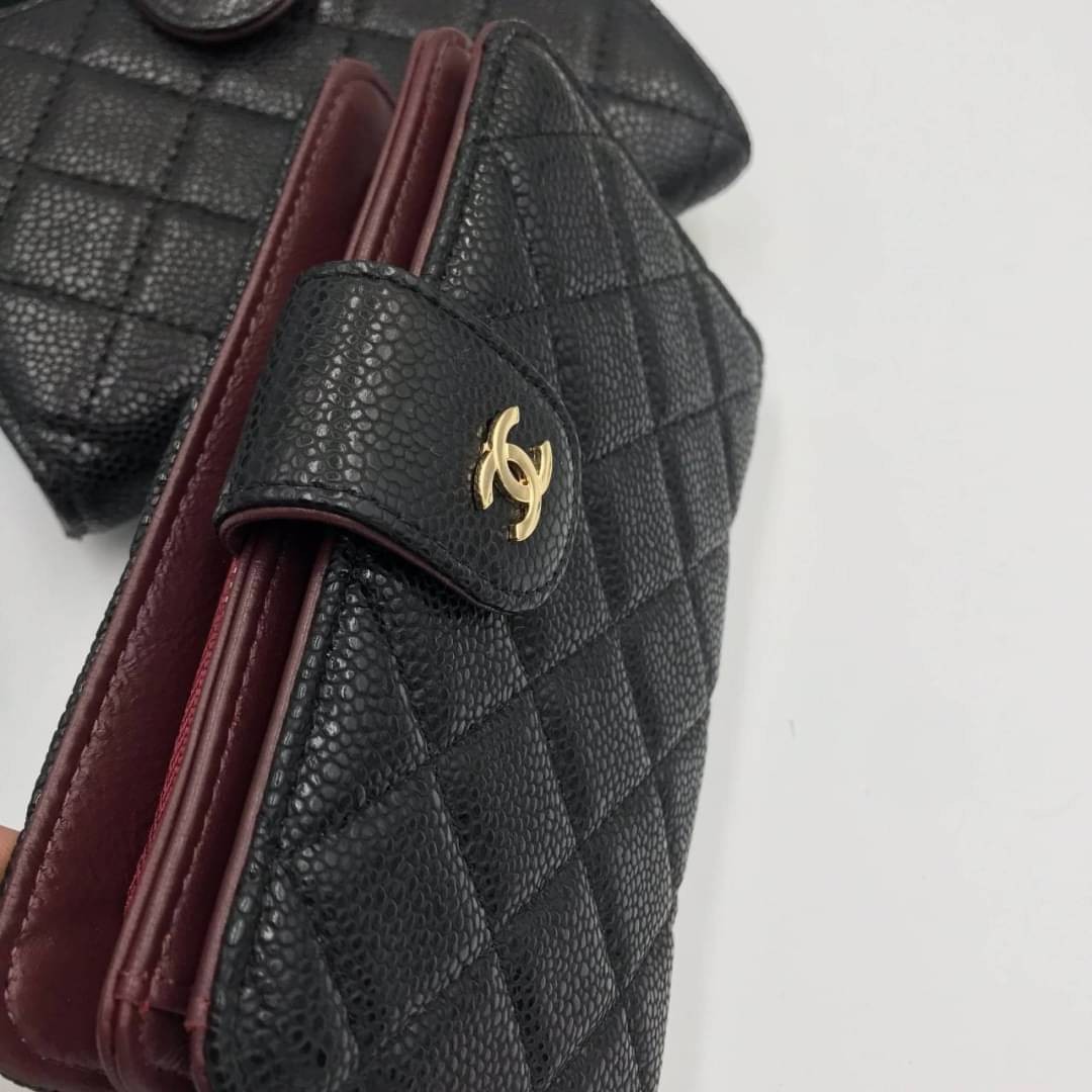 หนังแท้ CHANEL ZIP WALLET รุ่นยอดนิยมไอเท็มฮิตวัสดุหนังคาเวียร์สวยคลาสสิคเปิดปิดด้วยฝาปิดกระดุมด้านหน้ามีโลโก้แบรนด์อะไหล่ทอง/เงินสวยหรู ภายในสีแดงเบอกันดี้ มีช่องซิปใส่เหรียญ เรียกว่าใบเดียวจบ เป็นใบยอดนิยมของสาวๆ เลยค่าา พร้อมส่งที่ไทยไม่ต้องรอพรีฯ สาวก