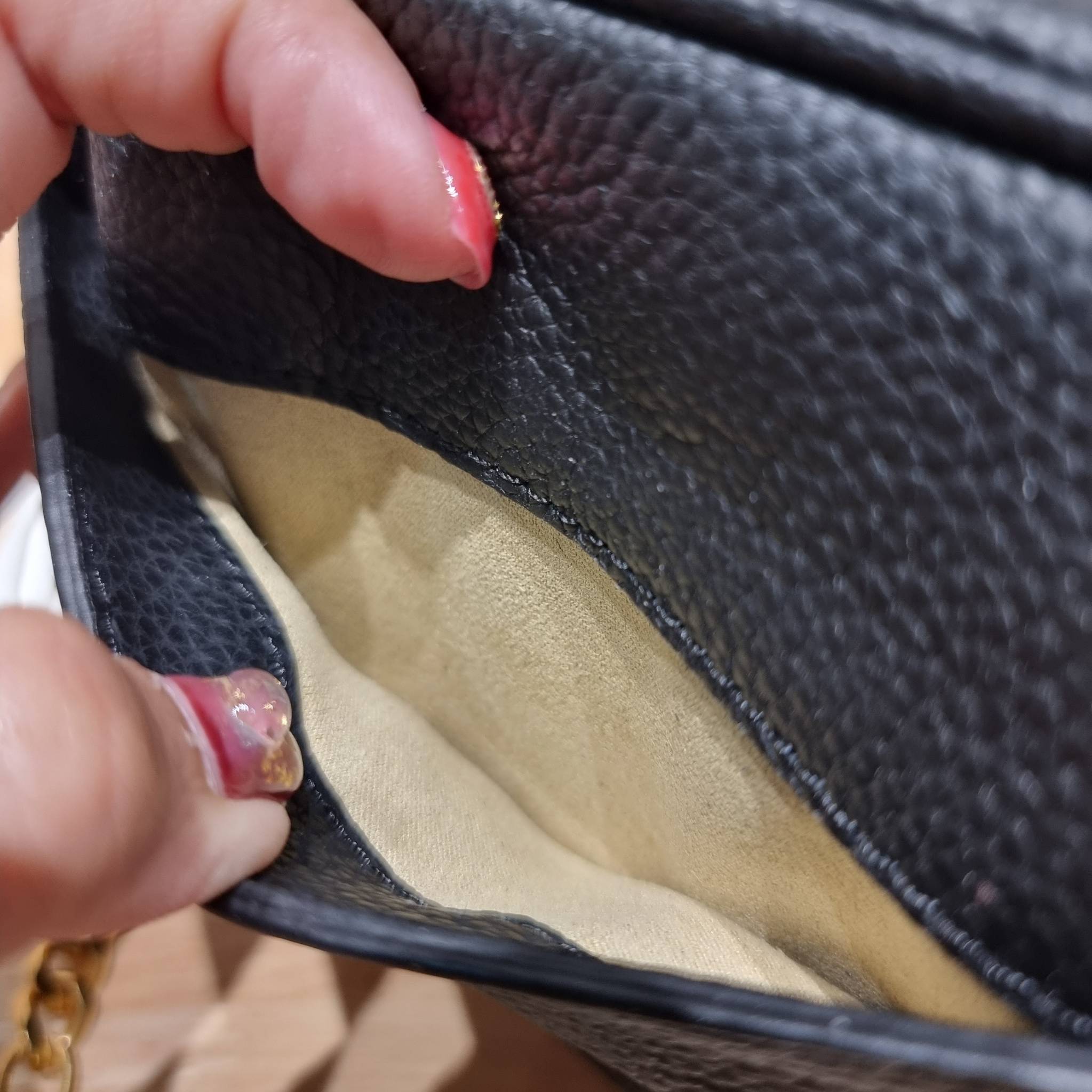 TORY BURCH MCGRAW CAMERA BAG ใหม่จากคอลเลคชั่นสุดคลาสสิค กับกระเป๋าสะพายข้าง ทรงกล่องไซส์กะทัดรัด น้ำหนักเบา ใช้งานง่ายด้วยซิปรูดเปิดปิด แมทช์ได้กับทุกสไตล์การแต่งตัว