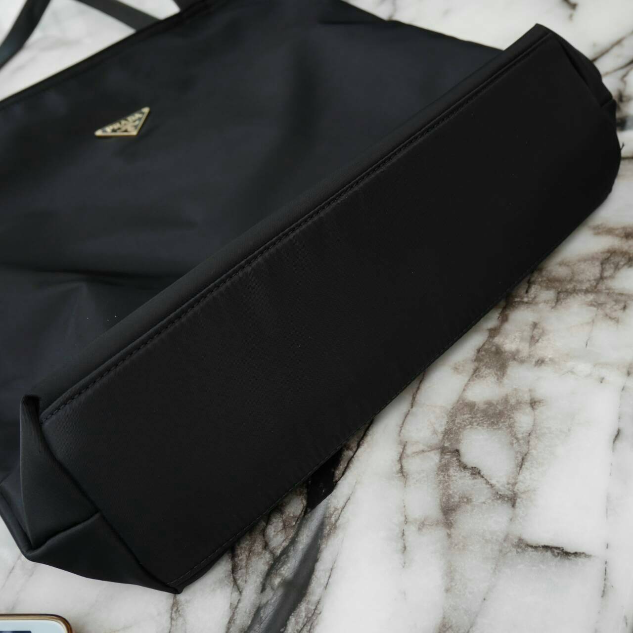 ReStock! งานขายดี ได้ กระเป๋าสะพายไหล่ ทรง TOTE จากแบรนด์ PRADA มาค่า เป็น กระเป๋าผ้าไนล่อน ตามแบบฉบับของแบรนด์เลย ใบนี้มีสายยาวให้ค่ะ สะพายเป็น shoulder bag หรือ ถือได้ค่ะ ด้านหน้าเป็นลายหมี ปักกลิ้ตเตอร์ +logo brand ใช้แล้วสวยมากๆ อะไหล่ทองหรูมาก จุของค