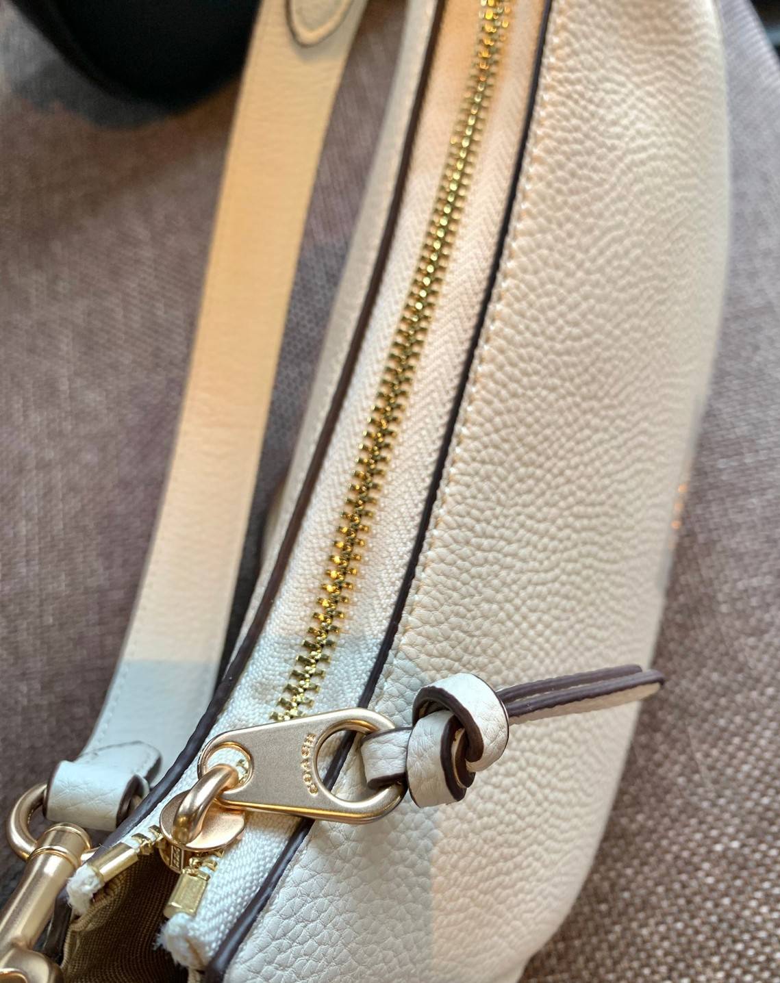 น้องออกใหม่ล่าสุดสวย หักใจไม่ลงเลยค่าา😘 COACH PENNIE SHOULDER BAG ((C7222)) พร้อมส่ง สีใหม่ล่าสุด ยังไม่มีในช๊อปไทยค่าา กระเป๋าหิ้ว//สะพายข้างได้ สุดคุ้ม! หนังแท้ชั้นดี ลายหนังสวย นิ่มมือดีมากๆค่ะ ปากกระเป๋าแบบซิปมีหนังห้อยเพิ่มความเก๋ ภายในกระเป๋