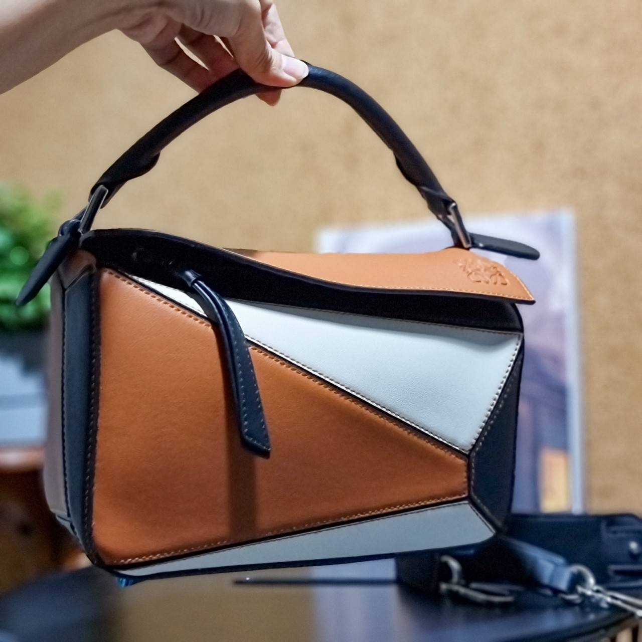 พรีเมี่ยมกิ๊ฟแท้ 100% 】LOEWE PUZZLE BAG IN CLASSIC เป็นอีกแบรนด์ที่ดีไซน์เป็นเอกลักษณ์ โดดเด่น สวยหรูทุกรุ่น!! กระเป๋าสะพายข้างทรงกล่อง สไตล์พัซเซิล ให้ฟีลลิ่งเหมือนตัวต่อคละสี ดูดีได้ทุกที่แค่มีใบนี้