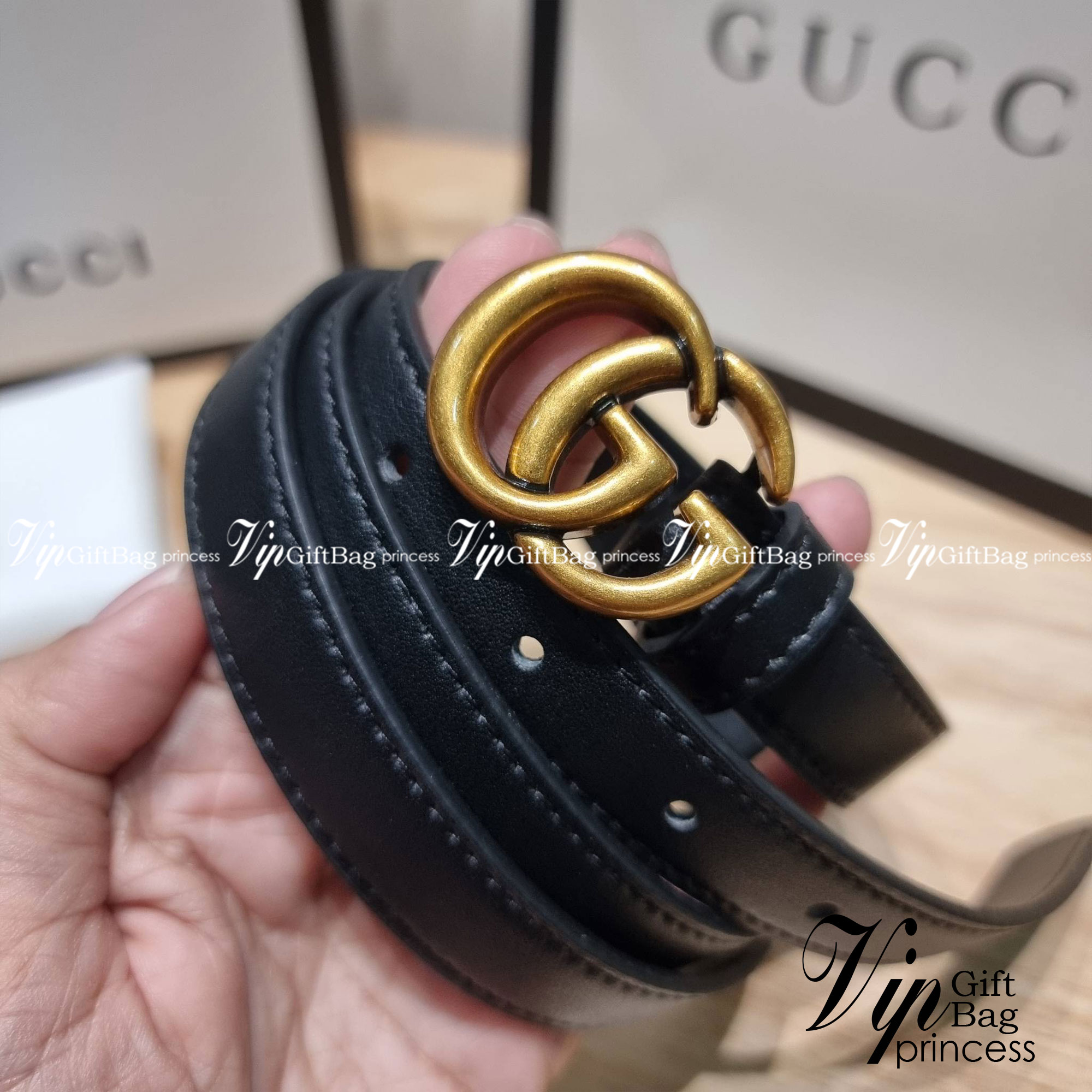 GUCCI BELT LEATER 2mm / GG belt box set เข็มขัดกุชชี่รุ่นคลาสสิค เรียบง่าย ผู้ดี เป็นซิกเนเจอร์ ด้วยดีไซน์ double buckle อะไหล่สีทองวินเทจ ทำให้ใช้งานเป็น everyday use ได้เลย พร้อมออริจินัล box ที่สุดของการคอมพลีทลุทด้วยเข็มขัดเส้นนี้เส้นเดียวได้เลย แนะนำ