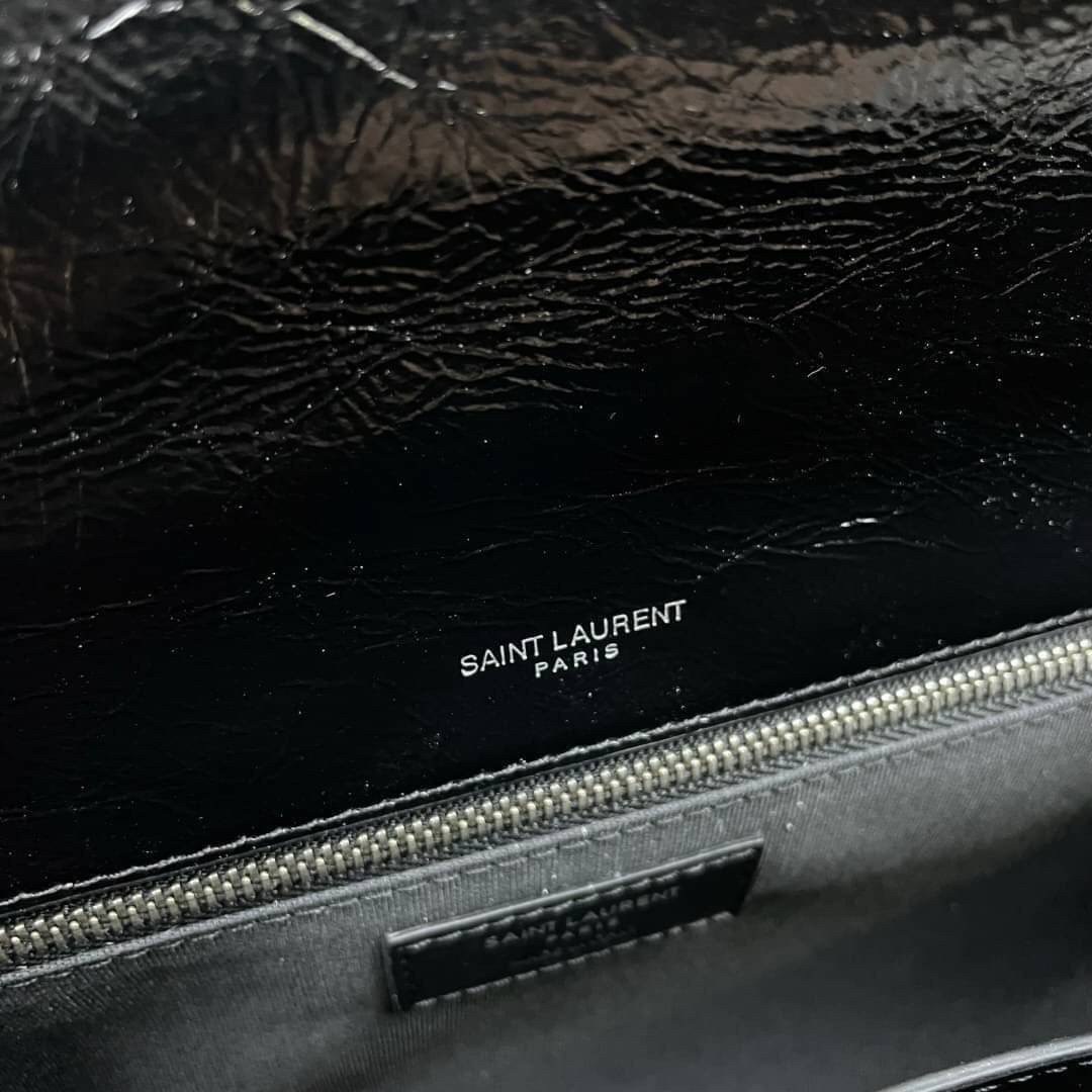 Saint Laurent Niki shoulder bag กระเป๋าสะพายรุ่นโดดเด่นด้วยโครงสร้างทำจากหนังวัว หนังมันเงา นิ่ม งานสวยมากๆ ค่ะ ด้านหน้าประดับโลโก้แบรนด์ และมีช่องสำหรับเก็บของที่หยิบใช้บ่อย ตอบโจทย์การใช้ชีวิตระหว่างวันได้ดีมากๆ สายสพายดีไซน์ได้หลายรูปแบบ แมทกับการแต่งต