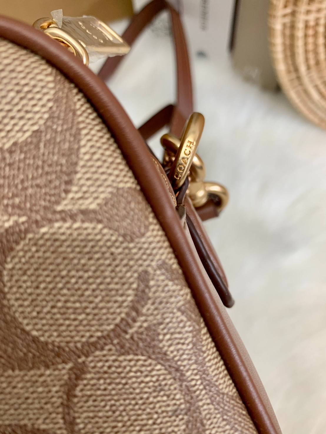 ใครรออยู่จัดเลยค่ะ มากี่รอบไม่พอจริงๆค่ะ😁 COACH JES CROSSBODY IN SIGNATURE BAG กระเป๋าสะพายข้าง//ครอสบอดี้ร์ วัสดุหนังแท้ หนังนิ่มทรงสวย 🔺อะไหล่ป้ายห้อยโลหะแบรนด์นะคะ กระเป๋าแบ่ง2ซิป แต่ละช่องกว้าง สามารถใส่กระเป๋าเงินใบยาวได้; ของจำเป็นได