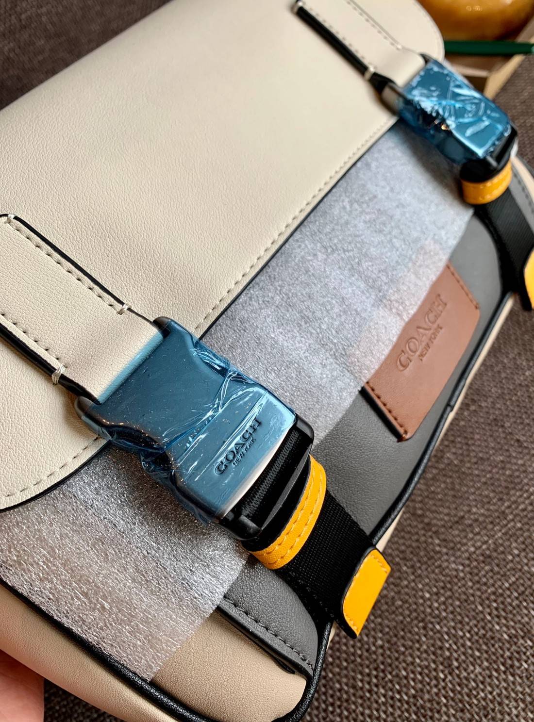 ไม่มีถือว่าพลาดมากๆ สำหรับรุ่นนี้ ใหม่เอี๋ยมเลยค่าา😘 COACH TRACK CROSSBODY IN COLORBLOCK ((4141//4021)) พร้อมส่งที่ไทย ใหม่ล่าสุดค่ะ! กระเป๋าสะพายครอสบอดี้ร์หรือสะพายข้าง หนังแท้ชั้นดีที่สุด หนังนิ่มสวยมากๆค่ะ ด้านหน้าเย็บป้ายหนังโลโก้แบรนด์ เปิดป