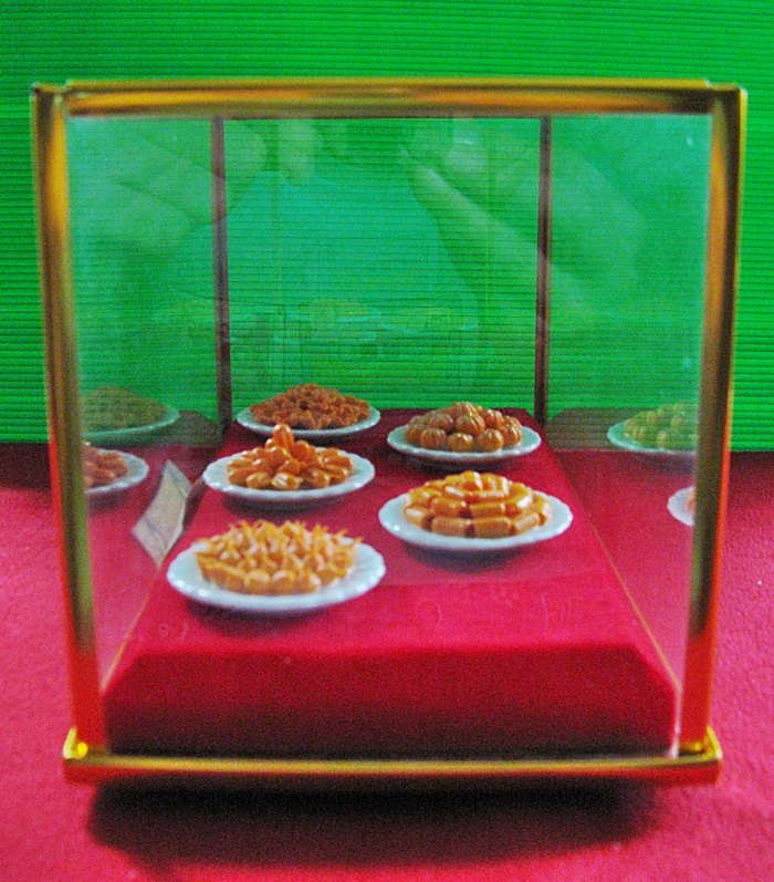 สินค้าหมดค่ะ ขนมมงคล5อย่างพร้อมตู้กระจกค่ะ