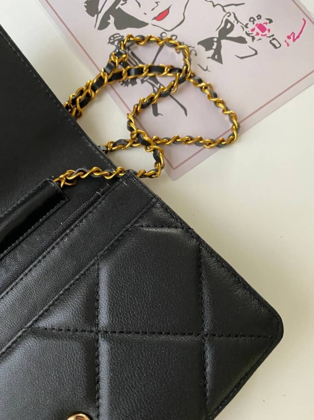หนังแท้ VIP GIFT CHANEL classic shoulder crossbody bag วัสดุหนังเรียบเนียนสวยผู้ดีม๊ากกก งานอยู่ทรงคุณภาพดีตามแบบฉบับของแบรนด์ ขนาดกำลังดี น้ำหนักเบา ด้านหน้ามีโลโก้แบรนด์อะไหล่หรู มีช่องใส่บัตร ใส่ของจุกจิก เปิดปิดด้วยฝาปิดกระดุม งานตัวจริงสวยมากๆ ถูกใจร
