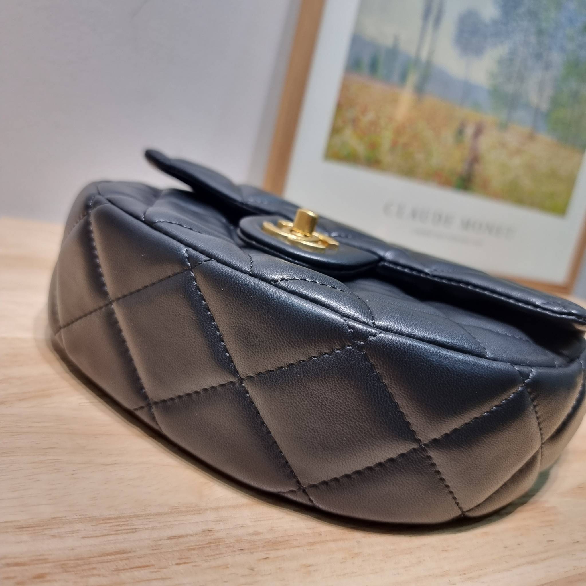 Chanel camellia vintage half moon bag ดีไซน์ใหม่ 2023 สุดหรู กับกระเป๋าสะพายไอเท็มคลาสสิค เลิศที่ตัวอะไหล่ใช้รูปดอกคามิเลียเอกลักษณ์มาเป็นตัวชูความแพง สำหรับกดปรับสายสะพายได้แบบชิคๆ