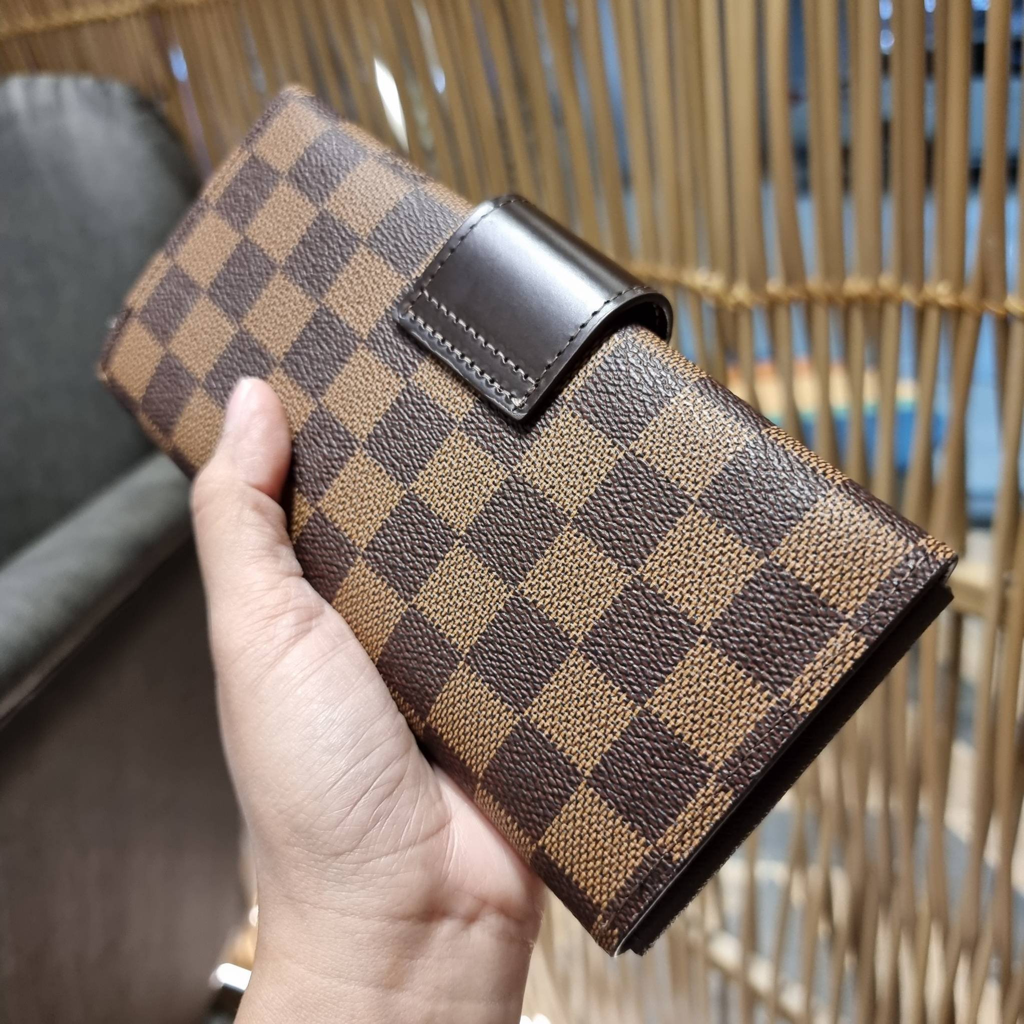 VIP 】ได้เวลาเปลี่ยนกระเป๋าสตางค์รับทรัพย์กันแล้ว!! LV vip wallet กระเป๋าสตางค์พรีเมี่ยมกิ๊ฟ เป็นไอเท็มหายาก ที่สาวๆต้องว้าว!! ใบยาวขนาดกำลังเหมาะมือ ถือแล้วขับผิวทุกสี วัสดุหนังแคนวาส ทนทาน เปิด-ปิดด้วยกระดุม ภายในมีช่องใส่บัตรเยอะมาก แบ่งสัดส่วนสวย ใส่ธน