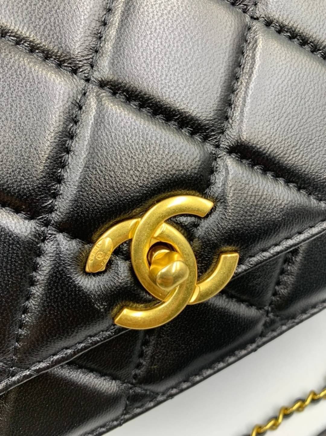 หนังแท้ VIP GIFT CHANEL CLASSIC CROSSBODY CHAIN IN BLACK BAG งานหนังแกะสีดำสุดคลาสสิก เรียบหรู มีกิมมิกน่ารักๆ หนังฟูทุกช่องสวยมากๆ อะไหล่สีทอง สวยสุดๆ เลยค่ะ