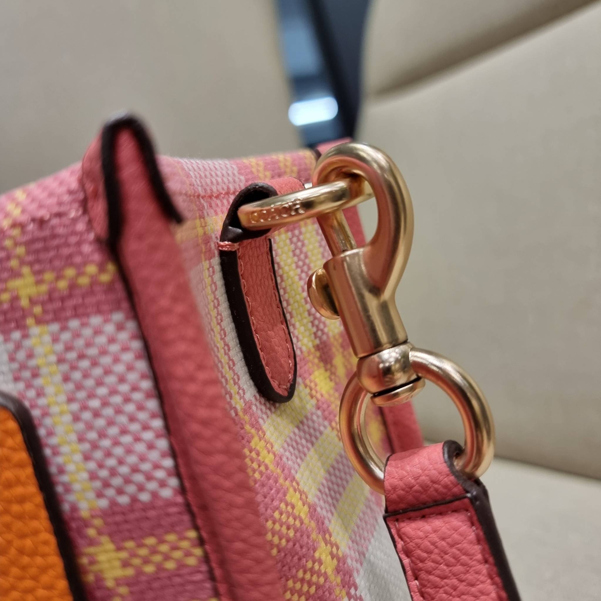 COACH C8198 DEMPSEY TOTE 22 WITH GARDEN PLAID PRINT AND COACH PATCH คอลใหม่สุดคิ้วท์ หวานๆใสๆ น่ารักชะมัด!! ดีไซน์ลายสก็อต เหมาะกับฟีลลิ่งปิคนิคเป็นที่สุด กระเป๋าทรงโท้ท ไซส์กำลังสวย ฟังก์ชั่นการใช้งานก็สะดวกที่สุด มีทั้งสายคล้องในตัว และสายครอสบอดี้ วัสด