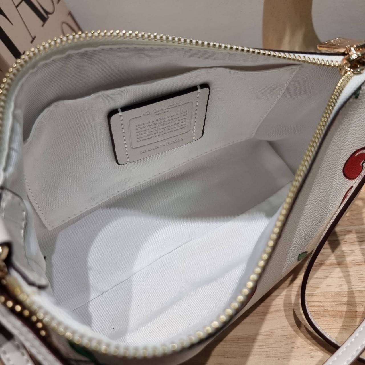 COACH F58321 TOP HANDLE POUCH คอลเลคชั่นสุดฮิต กับดีไซน์ใหม่ น่ารักน่าใช้ทุกแบบ กระเป๋าพอชทรงใช้งานง่าย สะดวก กะทัดรัด วัสดุหนังแคนวาสเคลือบคุณภาพ มาพร้อมสายคล้องในตัว และสายสะพาย crossbody ปรับเปลี่ยนได้ตามสไตล์ อีกหนึ่งไอเท็มที่สาวๆต้องมี ในราคาสุดคุ้ม 