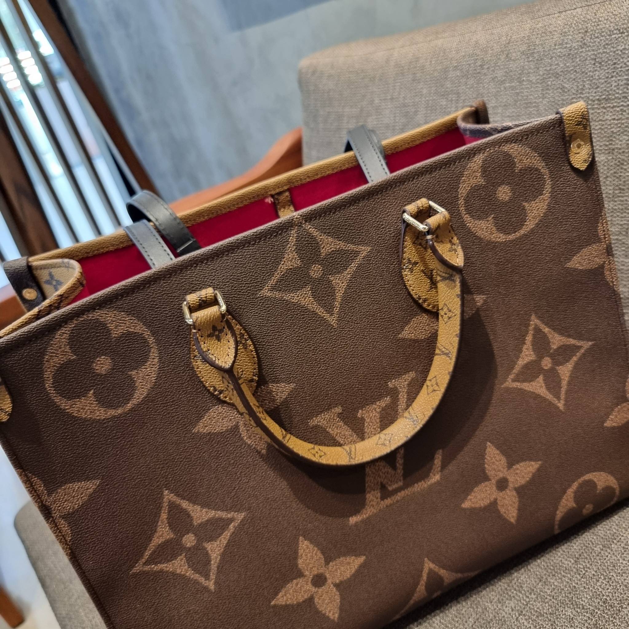 LV crossbody tote bag 10" 16" สเปเชี่ยล gift box set ในราคาที่แสนดี น่าคบหา!! สุดคุ้มและสวยที่สุดยันกล่อง!! ได้ไปยังไงต้องร้องว้าว!! กระเป๋าทรงโท้ทที่สาวๆตามหา ดีไซน์คลาสสิค ผู้ดี หรูหรา โทนสีใช้งานง่าย ได้ทุกลุค ทุกสไตล์ วัสดุหนังแคนวาสคุณภาพ ม