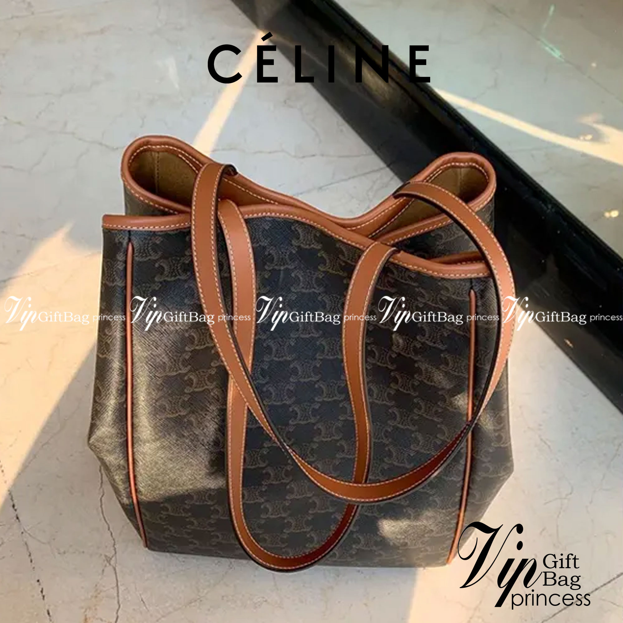 Celine Medium shopping bag in Triomphe canvas มาในรูปแบบ กระเป๋า Shopping Bag ใบสวยสง่า เป็นกระเป๋าดีไซน์เรียบง่าย แมตช์ได้กับทุกชุด ผลิตจากผ้าแคนวาสชนิดพิเศษซึ่งโดดเด่นด้วยลายเอกลักษณ์ของ Triompe เป็นใบที่เหมาะกับการใช้ประจำวันเป็นอย่างมาก ด้วยรูปทรงสี่เ