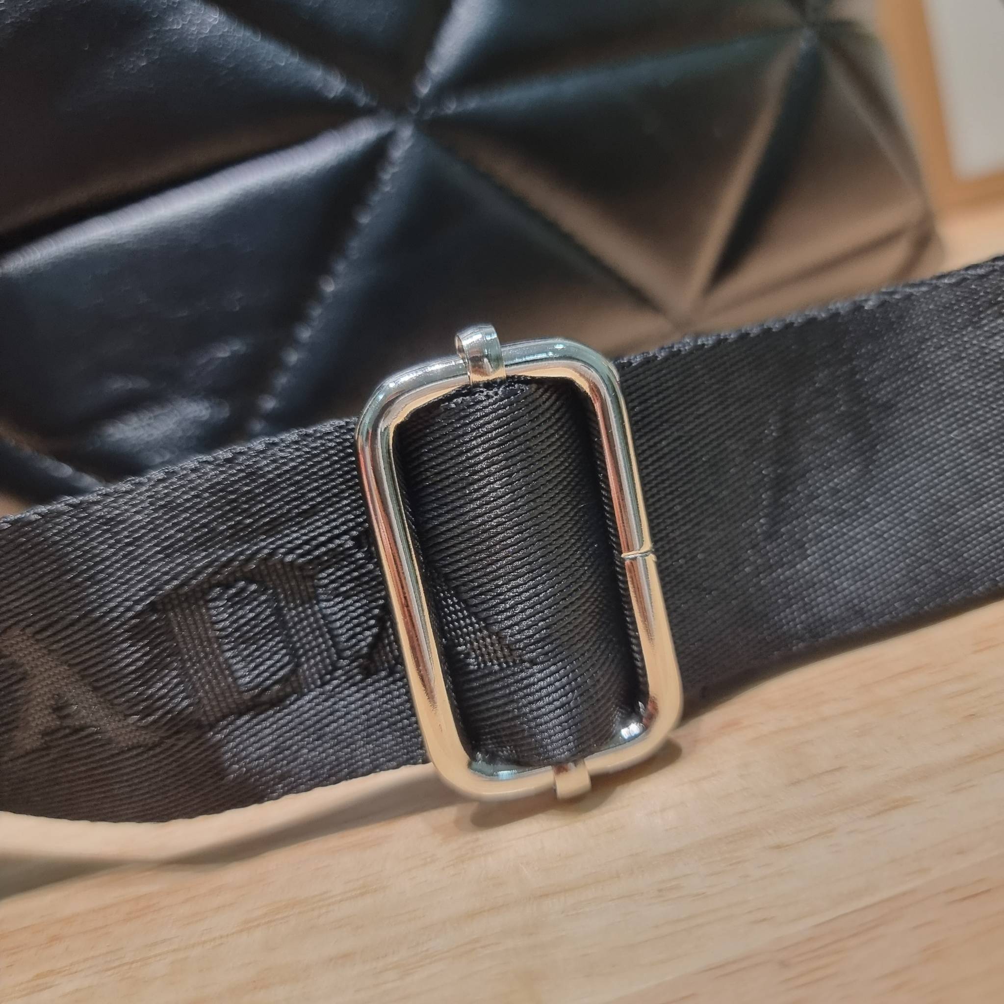 PRADA LEATHER PADDED BAG ใหม่ล่าสุด กับคอลเลคชั่นที่ทำออกมาตอบโจทย์ได้ทุกไลฟ์สไตล์ และเป็นยูนิเซ็กส์ กับกระเป๋าทรงโท้ท ขนาดกำลังดี