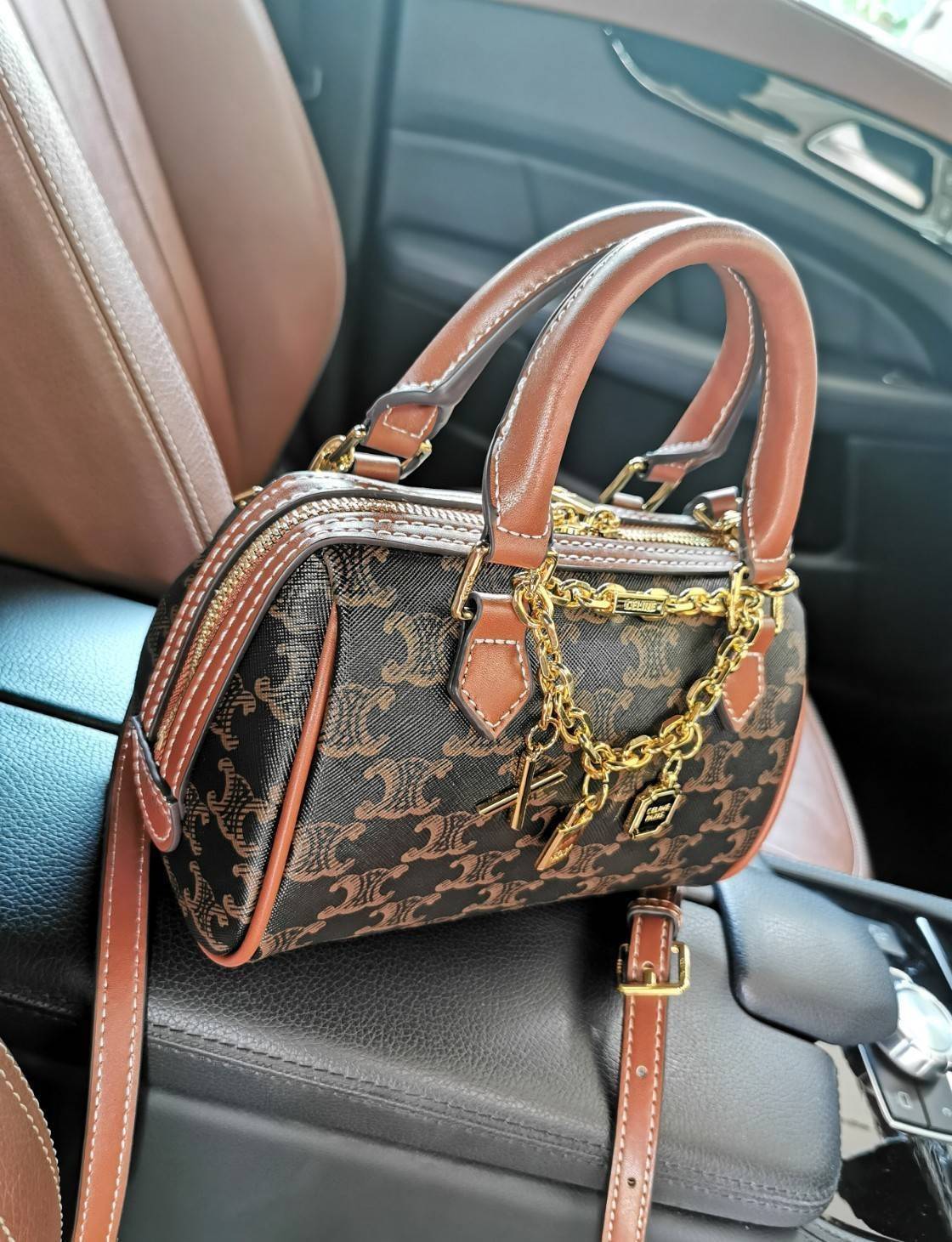 CELINE MINI BOSTON IN TRIOMPHE CANVAS / CELINE MINI CROSSBODY BAG VIP วัสดุแคนวาสหนังสวยอยู่ทรง ดีไซน์ยอดนิยมทรง Speedy ประดับสร้อย สายโซ่สีทองหรูเปิดปิดด้วยซิปคู่แบรนด์