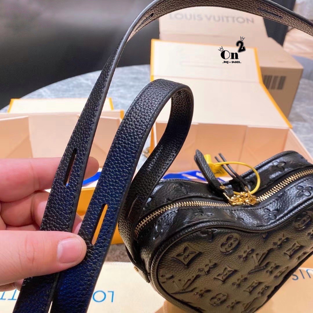 LV Sac Coeur handbag / LV Heart Puffy Bag ปังไม่ไหว กระเป๋าสะพายรูปทรงหัวใจ งานสวยเป๊ะ หนังปั้มลายโมโนแกรม แมทง่ายเข้าได้ทุกลุค ภาพสินค้าถ่ายจากงานขายจริง ใช้งานต่างประเทศได้