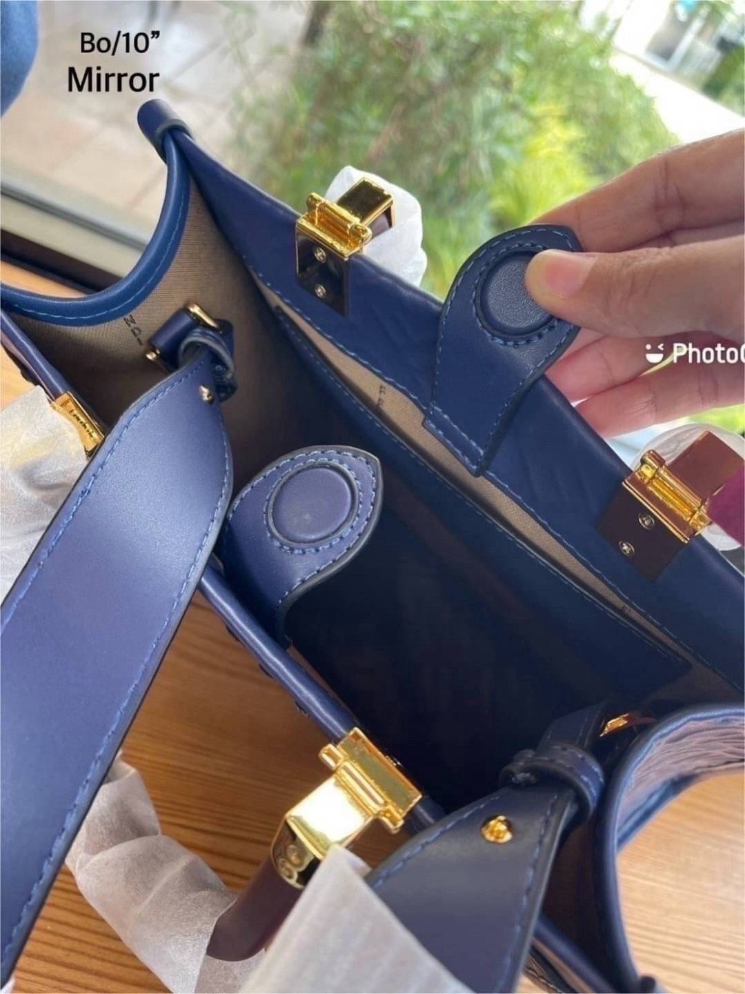 FENDI Sunshine Tote leather shopper Bag กระเป๋าทรงโท้ทงานหนังเต็มใบ สีใหม่สวยโดดเด่น ทรงตั้งสวยอยู่ทรง ปั้มลายแบรนด์เต็มใบ สวยหรูดูแพง