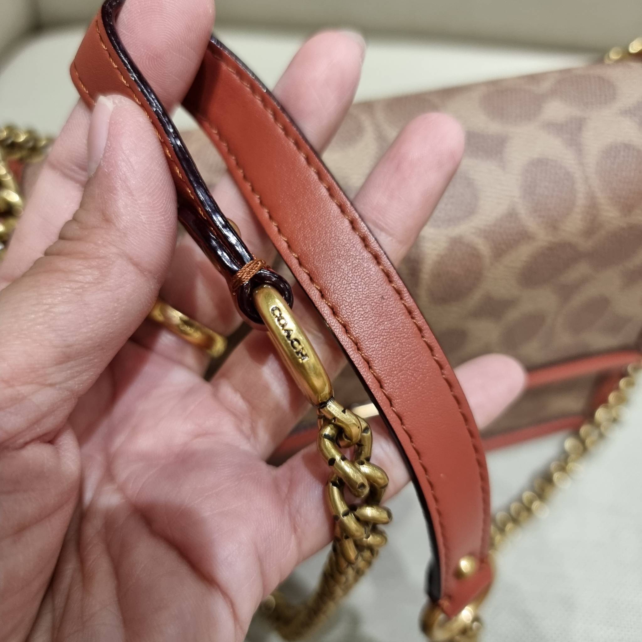 COACH 3492 HUTTON SHOULDER BAG IN SIGNATURE CANVAS sold out ไปกันทั่วหน้าในหลายประเทศ กับกระเป๋าสะพายที่สุดของความหรู ดีไซน์คลาสสิควินเทจ ลูกเล่นสีแทนสนิมตัดกับอะไหล่สีทองเหลืองดูย้อนยุคและหรูหรา วัสดุหนังแคนวาสสลับหนังแท้ สายสะพายโซ่สลับหนัง ปรับสะพายได้