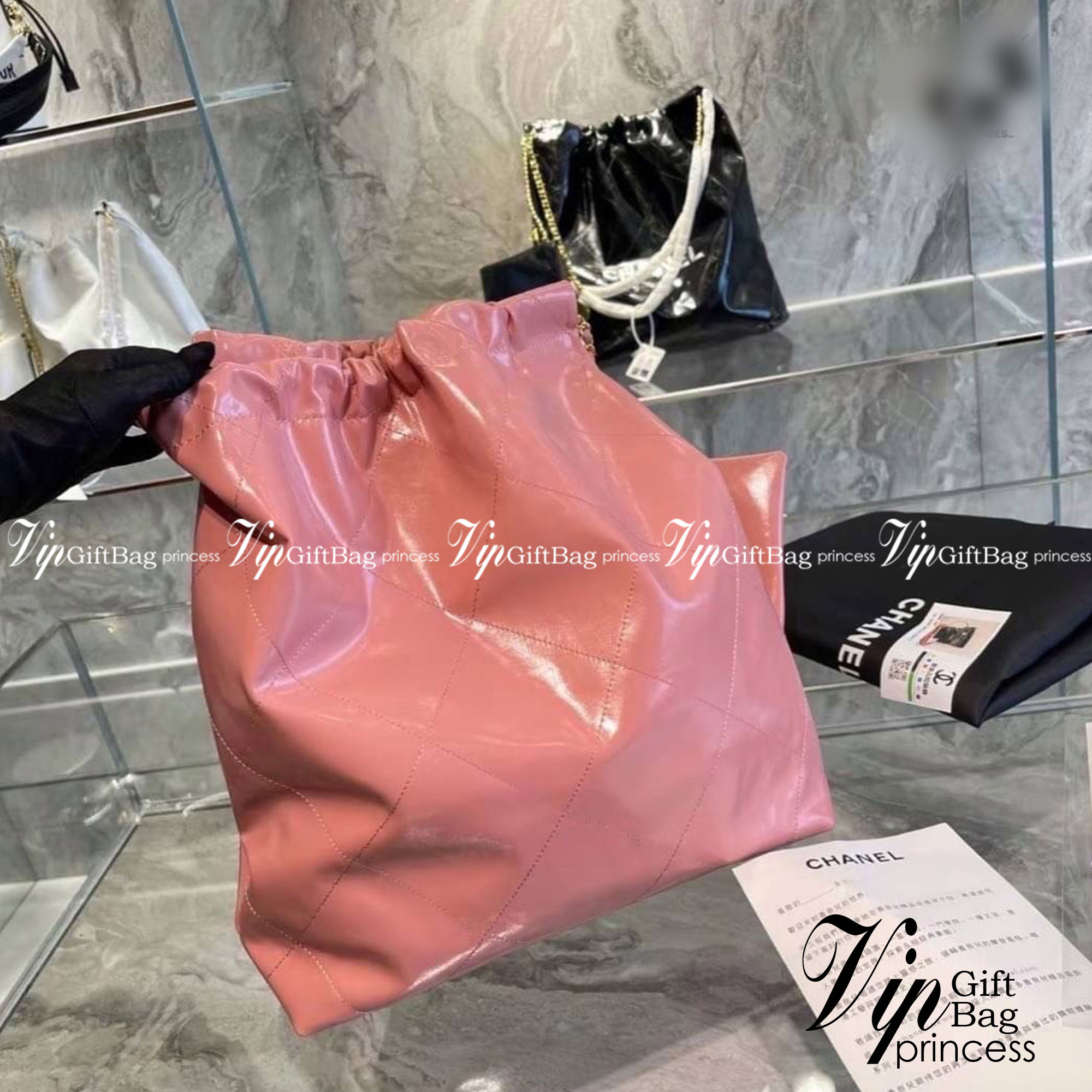 Chanel ss22 Logo CC shopping tote / Chanel 22 handbag มาแรงที่สุดในตอนนี้ก็คือรุ่นนี้เลย ใช้งานง่ายรุ่นนี้สามารถใช้ได้ทั้งผู้หญิงและผู้ชายน้า เกินต้านที่สุดกับไอเท็มนี้ ที่สาวๆหรือใครๆก็ต้องมีแล้ว!! แค่เห็นก็หลงรัก กระเป๋าทรงสวย