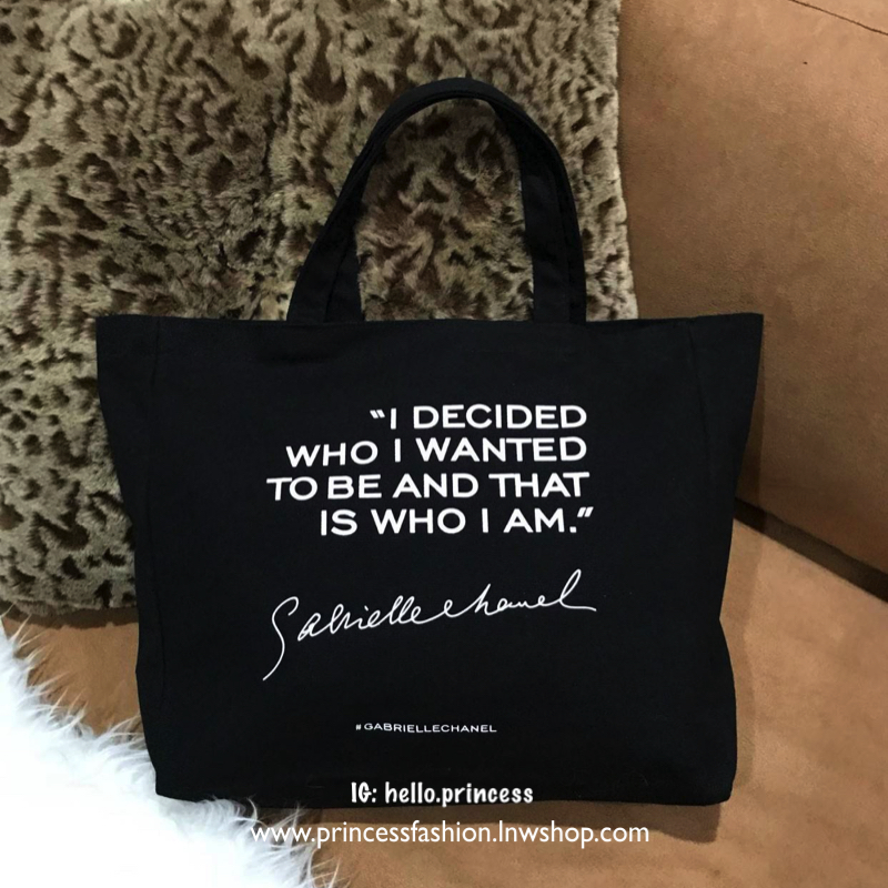 Chanel Canvas Shopping Bag Gift With Purchase (GWP) กระเป๋าสะพายทรง Shopping VIP. gift จาก Chanel Perfume วัสดุ Canvas เนื้อหนา คุณภาพ พิมพ์ลายเเบรนด์ทั้ง 2 ด้าน ดูมีดีเทล จุมาก ใส่ A4, Laptop น้ำหนักเบา Must Have !