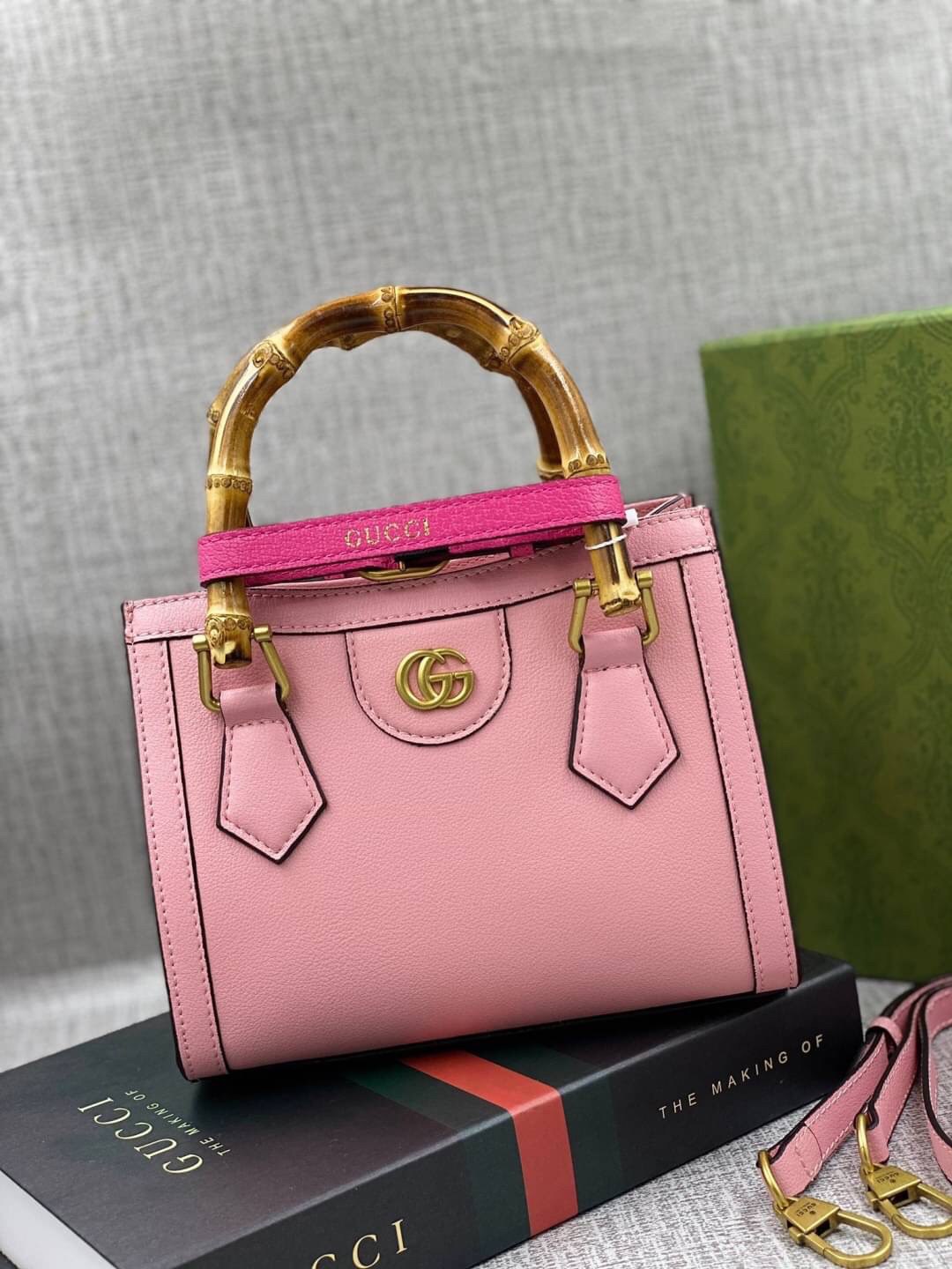 VIP GIFT 】หนังแท้ GUCCI Diana mini tote bag กระเป๋างานหูไม้ไผ่สุดคลาสสิก ดีไซน์มาใหม่พร้อมเข็ดขัดหนังสีสะท้อนแสงประดับตรงหูกระเป๋า ขนาดมินิกำลังน่ารักเลยค่ะ วัสดุหนังแท้ อะไหล่ทอง งานสวยตั้งอยู่ทรง มีสายสะพายยาว 1เส้น สามารถปรับระดับได้-ถอดได้ งานเก๋ไก๋ที