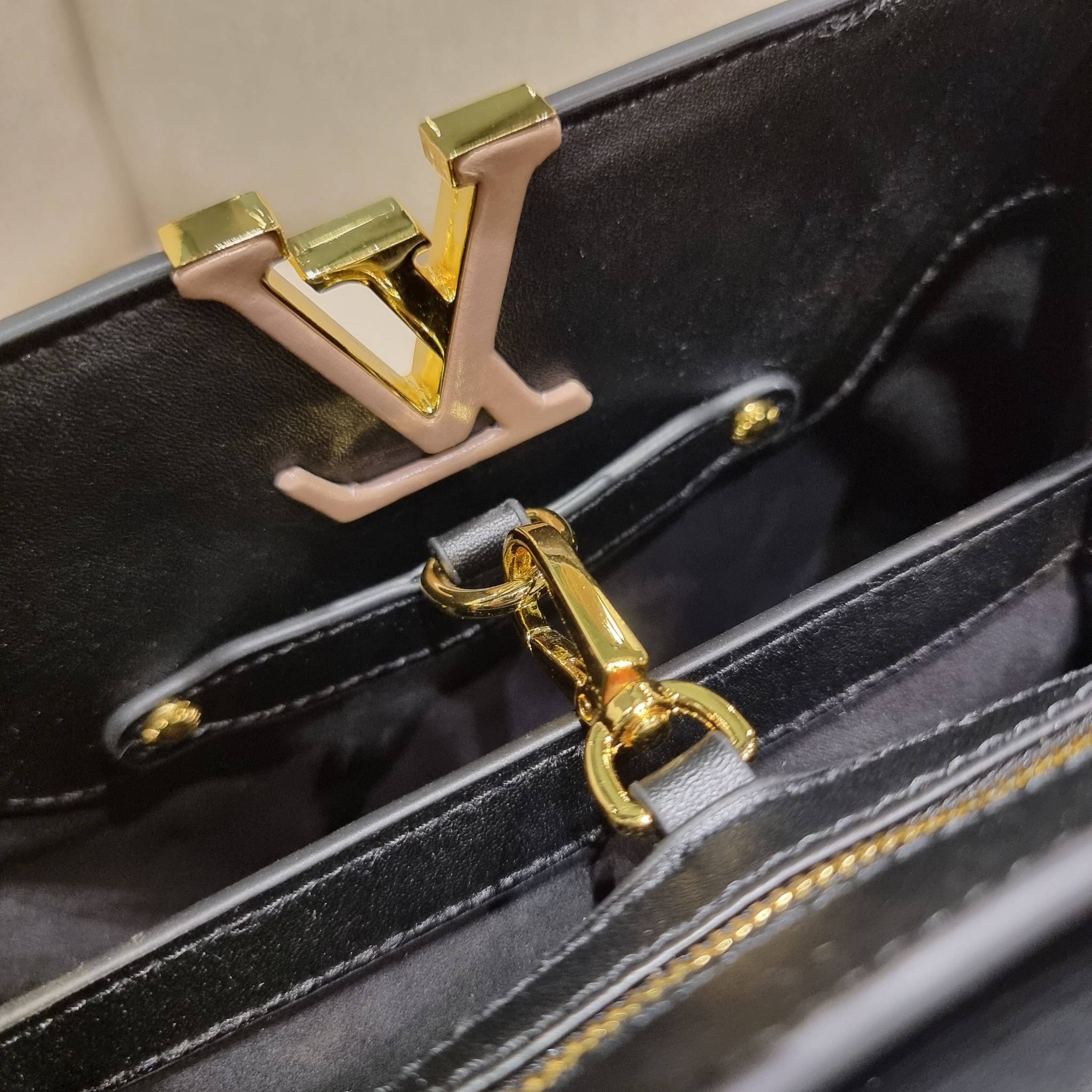 LV capucines top handle วีไอพีพรีเมี่ยมกิ๊ฟจากเคาน์เตอร์ ที่สุดของความสวยในราคาเบาๆ กระเป๋าถือสุดหรู ดีไซน์ทรงคลาสสิค พร้อมลวดลายหรูหรา มาพร้อมหูจับในตัว ด้วยรูปทรงวินเทจและวัสดุหนังแท้ ขับผิว ทำให้ไอเท็มนี้สะกดทุกสายตาจริงๆ และยังมีลูกเล่นที่ฝาปิดกระเป๋า