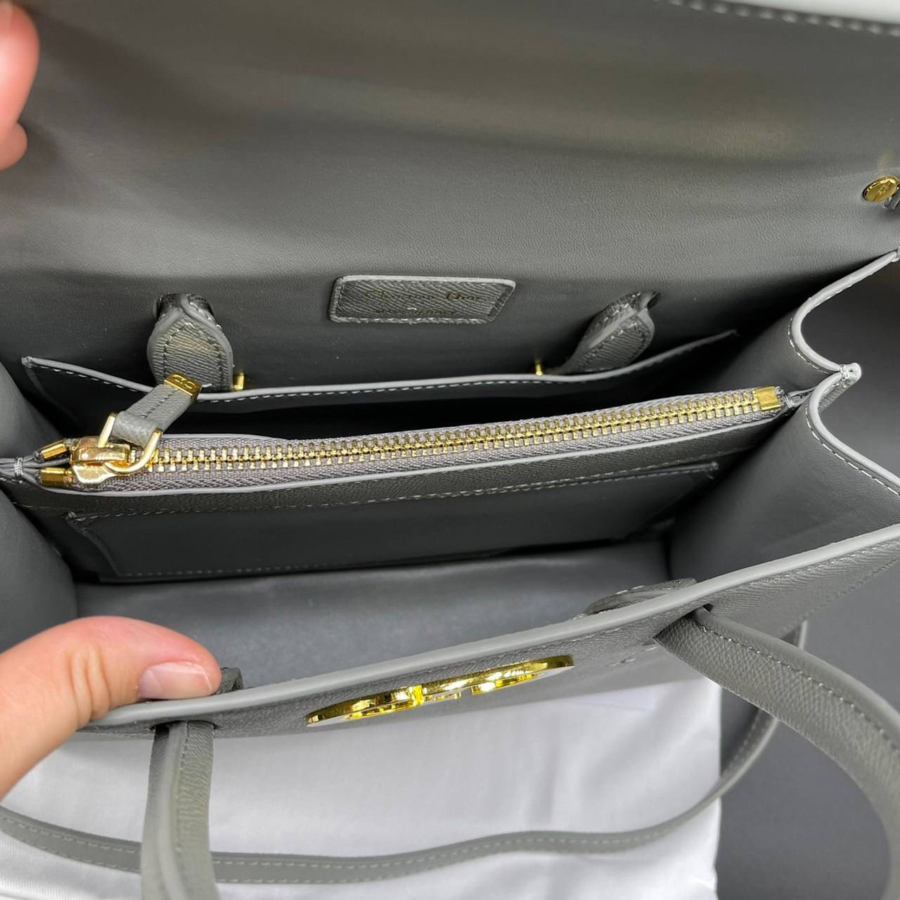 หนังแท้ DIOR Medium ST Honore Tote Collection Fall/Winter 2020-2021 มาในรูปแบบกระเป๋าทรงสี่เหลี่ยมที่ได้มาตรฐาน ทำจากหนังลูกวัว (Calfskin) ลายเกรน ซึ่งสื่อถึงความหรูหราได้อย่างลงตัว ตัวด้ามจับ มีการเย็บเข้าด้านในของกระเป๋าเพื่อเพิ่มความแข็งแรงทนทาน ด้านหน