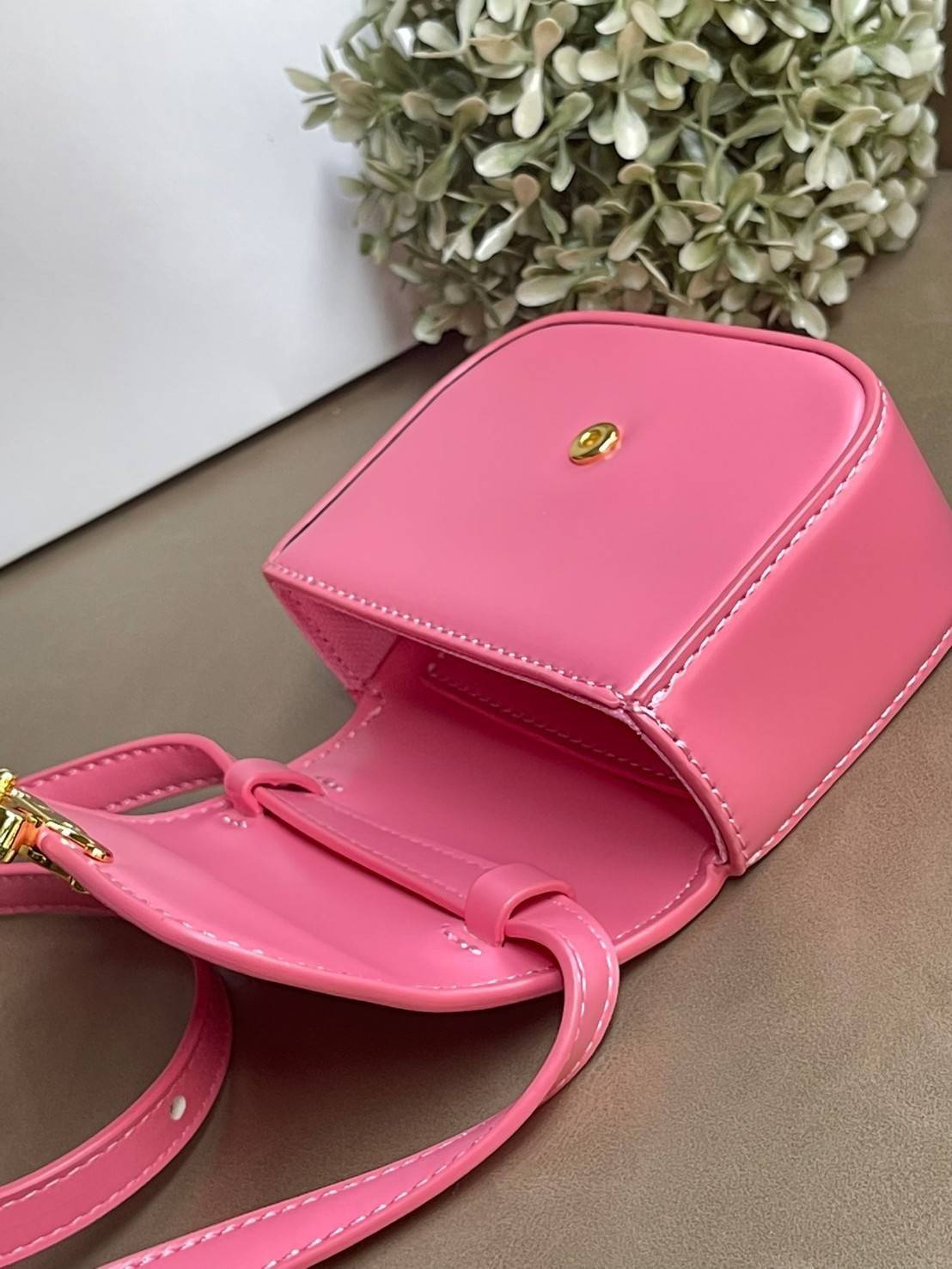 CELINE MINI TRIOMPHE IN TRIOMPHE CANVAS กระเป๋ามินิทรงชิค ดีไซน์รูปกล่องสุดแสนมินิมอล สามารถสะพายแบบ Crossbody และยังเป็น Belt Bagได้อีกด้วย วัสดุแคนวาสลาย Triomphe แบบไม่มีตกยุค ด้านหน้าโดดเด่นด้วยโลโก้สีทอง เป็นอีกหนึ่งตัวเลือกให้คุณเลือกสะพายในชีวิตประ