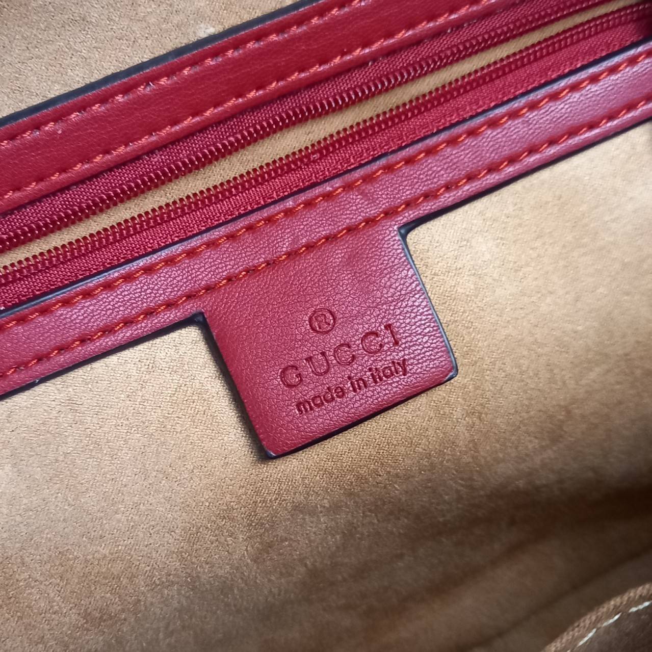 VIP GUCCI GG MARMONT TOP HANDLE SHOULDER BAG / BOLSA GG MATELASSE กระเป๋าถือ กระเป๋าสะพาย คอลเลคชั่นสุดหรู มาพร้อมสายสปอร์ตสะพายยาว สามารถปรับระดับได้ ถอดได้ เป็นอีกรุ่นที่โดดเด่นมากๆ การใช้งานคล้องตัวสุดๆ โดดเด่นด้วยโลโก้ GG ขนาดใหญ่เป็นเอกลักษณ์