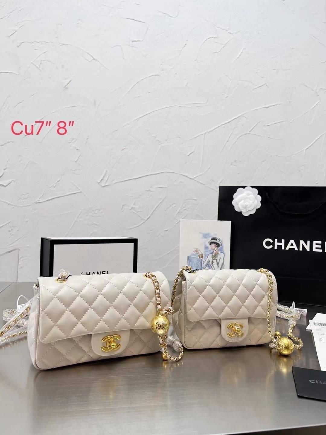 Chanel 22c classic golden ball / Chanel Pearl with Chain crossbody bag กระเป๋าสะพายข้างหรือสะพายเป็นครอสบอดี้ ใบนี้ไปถือออกงาน ก็สวยหรูดูแพงสุดๆค่า!! คลาสสิคและโดดเด่นทุกสี
