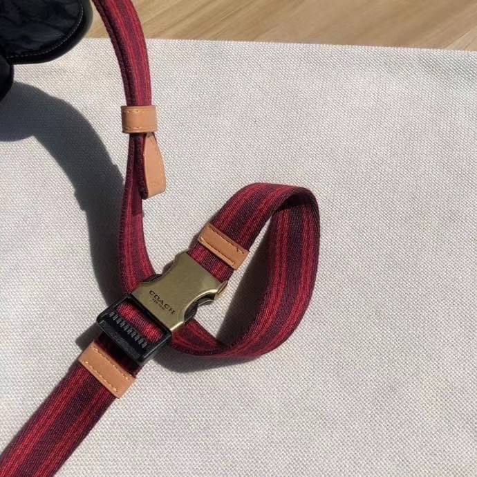 COACH BELT BAG IN SIGNATURE CHAMBRAY (3685) ❤️ใช้ได้ทั้งชาย//หญิงค่ะ กระเป๋าคาดอก วัสดุผ้าแคนวาส+หนังแท้ค่ะ ด้านหน้ามีช่องซิปขนาดกลาง ใส่มือถือได้ค่ะ ช่องซิปหลักเปิดปิดแบบซิปคู่ ภายในกว้าง ใส่ของจำเป็นได้ครบเลยนะคะ มีช่องซิปสำหรับใส่ของจุกจิกให้อีก