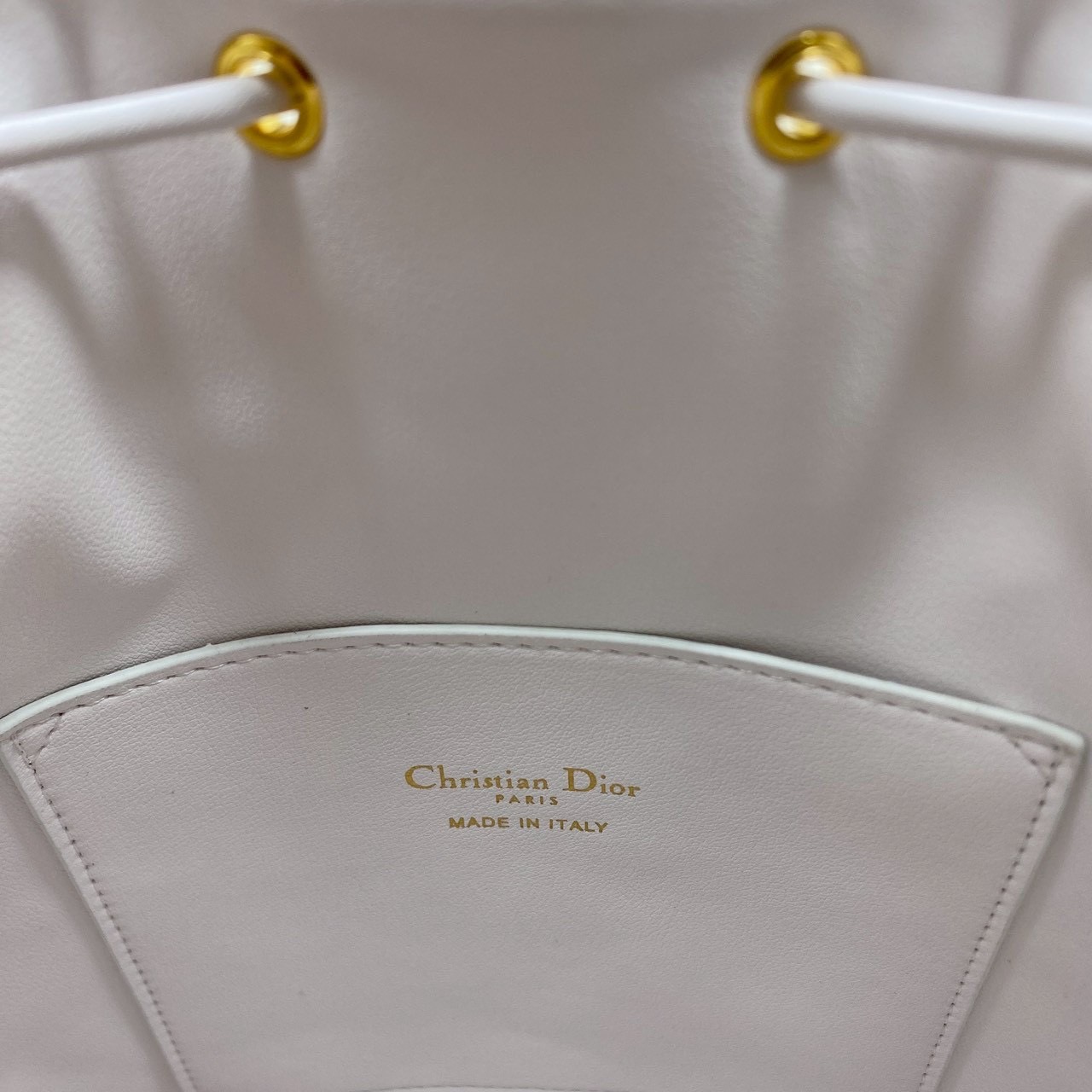 ORI หนังแท้ | Small Dior Caro bucket bag กระเป๋าทรงบักเก็ต รุ่นใหม่ประจำ Fall 2025 โดดเด่นด้วยดีไซน์ที่ทันสมัยและสง่างาม ได้รับการรังสรรค์ขึ้นจากหนังแกะสีดำเดินด้ายลาย Macrocannage พร้อมกับช่องเก็บของขนาดใหญ่แบบเชือกรูดปิด