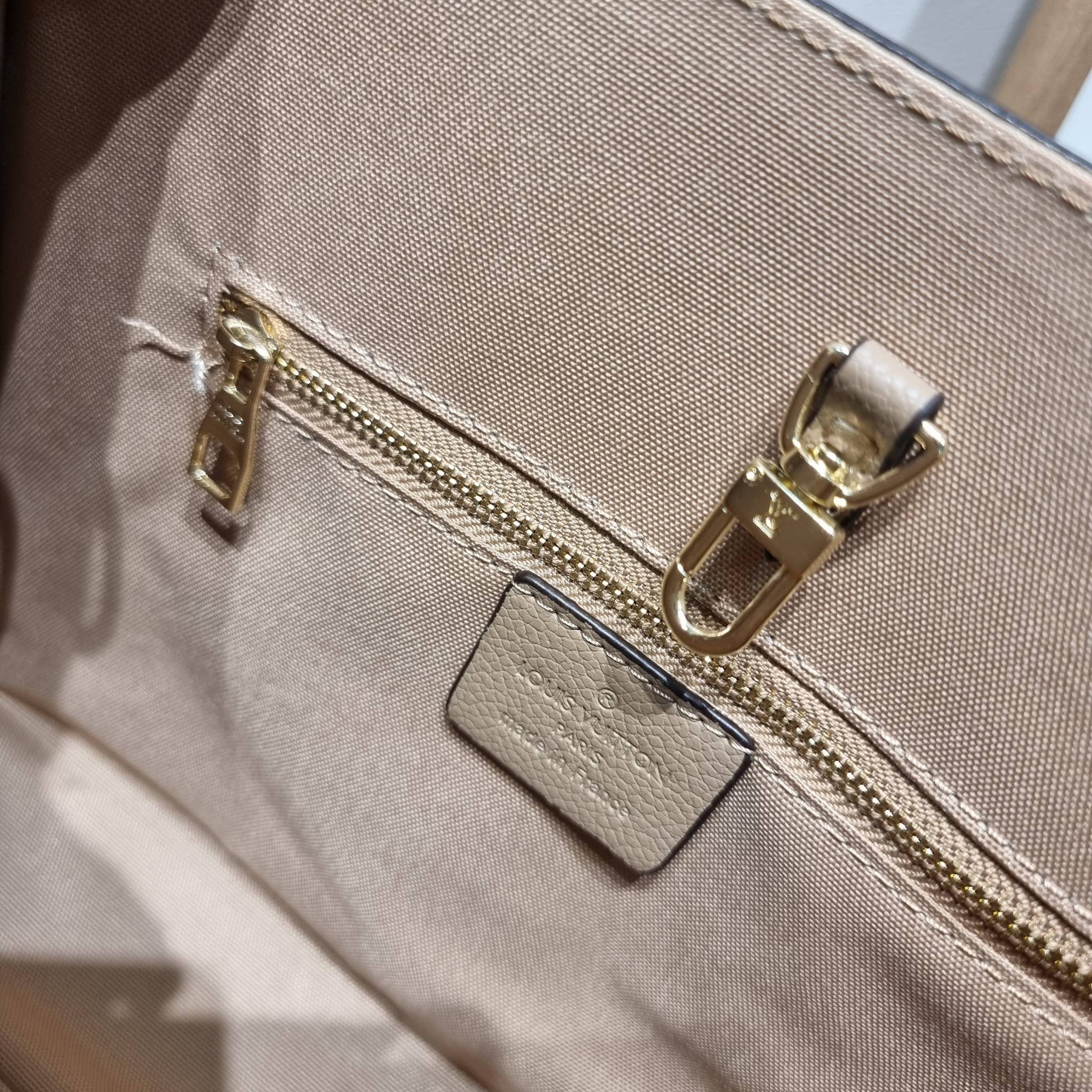 LV Onthego / LV crossbody tote bag กระเป๋าทรงโท้ทเวอร์ชั่นดั้งเดิม ที่คลาสสิค ผู้ดี หรูหรา โทนสีใช้งานง่าย ได้ทุกลุค ทุกสไตล์ วัสดุหนังลูกวัว ผิวลายเกรน มาพร้อมหูจับในตัว คล้องแขนก็ดูแพง หรือจะเกี่ยวสายครอสสะพายก็อัพลุคได้เลย ภายในโล่งกว้างมาก มีอะไหล่เกี