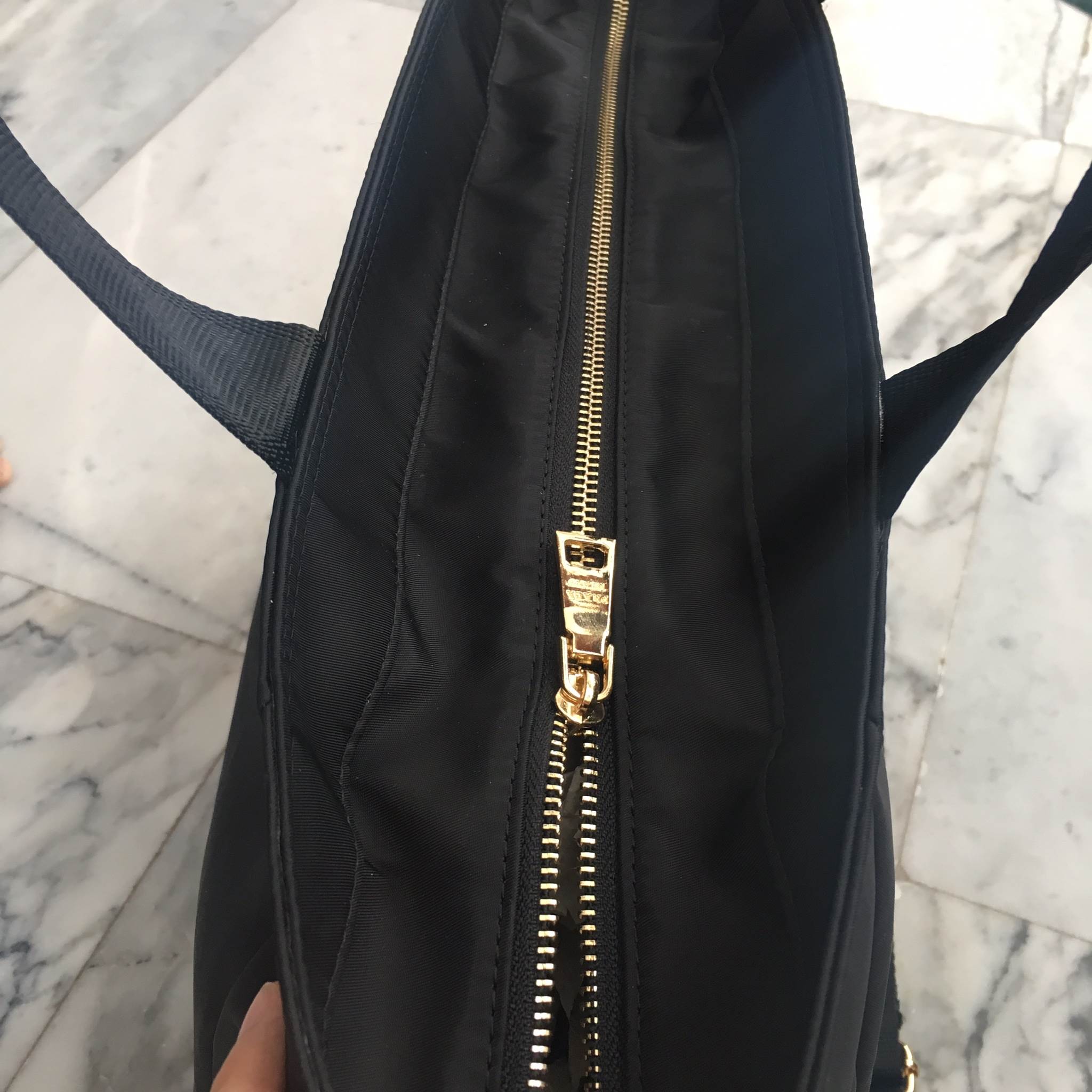 งานพรีเมี่ยมกิ้ฟ จากเคาเตอร์ต่างประเทศคะ 🐼รุ่น Limited edition ค่า ได้ กระเป๋าอเนกประสงค์ ทรง TOTE จากแบรนด์ PRADA มาค่า เป็น กระเป๋าผ้าไนล่อน ตามแบบฉบับของแบรนด์เลย ใบนี้มีสายยาวให้คะ เลิศมาก สะพายเป็น shoulder bag หรือ ถือได้คะ ใช้ได้2ด้าน ด้านน