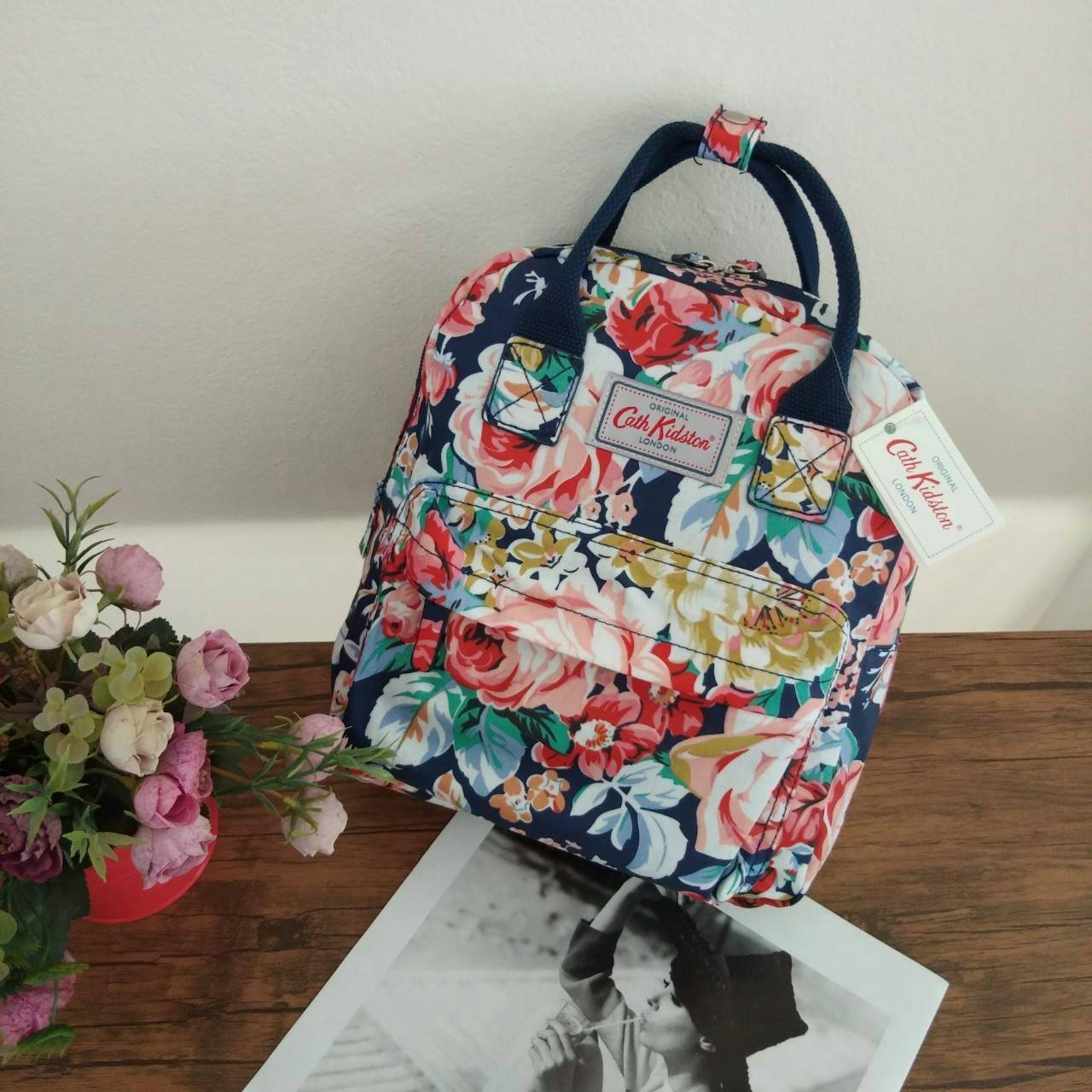 Cath Kidston Mini Backpack Bag กระเป๋าเป้ size mini สไตล์ Vintage สุดฮิต วัสดุ Canvas เคลือบ ทนทาน ดูแลรักษาง่าย มีหูหิ้ว ด้านหน้ามีช่องซิป เปิดปิดกระเป๋าด้วยซิป ภายในมีช่องซิปเล็ก ใน่กระเป๋าสตางค์ใบยาวได้ ใบนี้จะถือหรือสะพายก็ดูดีค่ะ