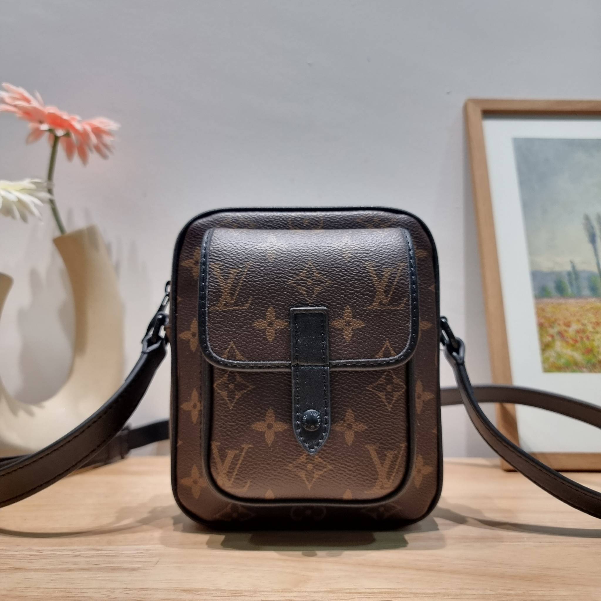 LV CHRISTOPHER กระเป๋าสะพายรูปทรงสปอร์ตสุดชิค LV crossbody wallet bag ใหม่ล่าสุด ได้ชิคๆเท่ๆก่อนใคร ไม่ต้องรอพรีฯ กับกระเป๋าสะพายข้างสำหรับหนุ่มๆ งานหรู ราคาดี วัสดุหนังแคนวาสคุณภาพดี ดีไซน์กะทัดรัด คล่องตัวแบบทูอินวันไปเลย เพราะใช้แทนกระเป๋าสตางค์ก็ได้ ส