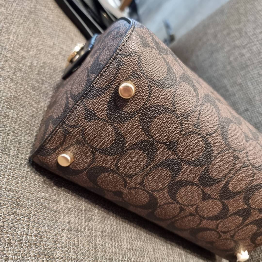 COACH F83607 ROWAN SATCHEL IN SIGNATURE CANVAS กระเป๋าทรงหมอนยอดฮิต คลาสสิคใช้งานได้ไม่มีเบื่อ มาครบสีขายดี ด้วยรูปทรงสวยงาม และใช้งานได้อย่างกระฉับกระเฉง วัสดุหนังแคนวาสเคลือบลาย ทนทาน ภายในโล่งกว้าง มีช่องซิปและแบ่งสัดส่วนได้ลงตัว บอกเลยว่าสาวๆพลาดไม่ได