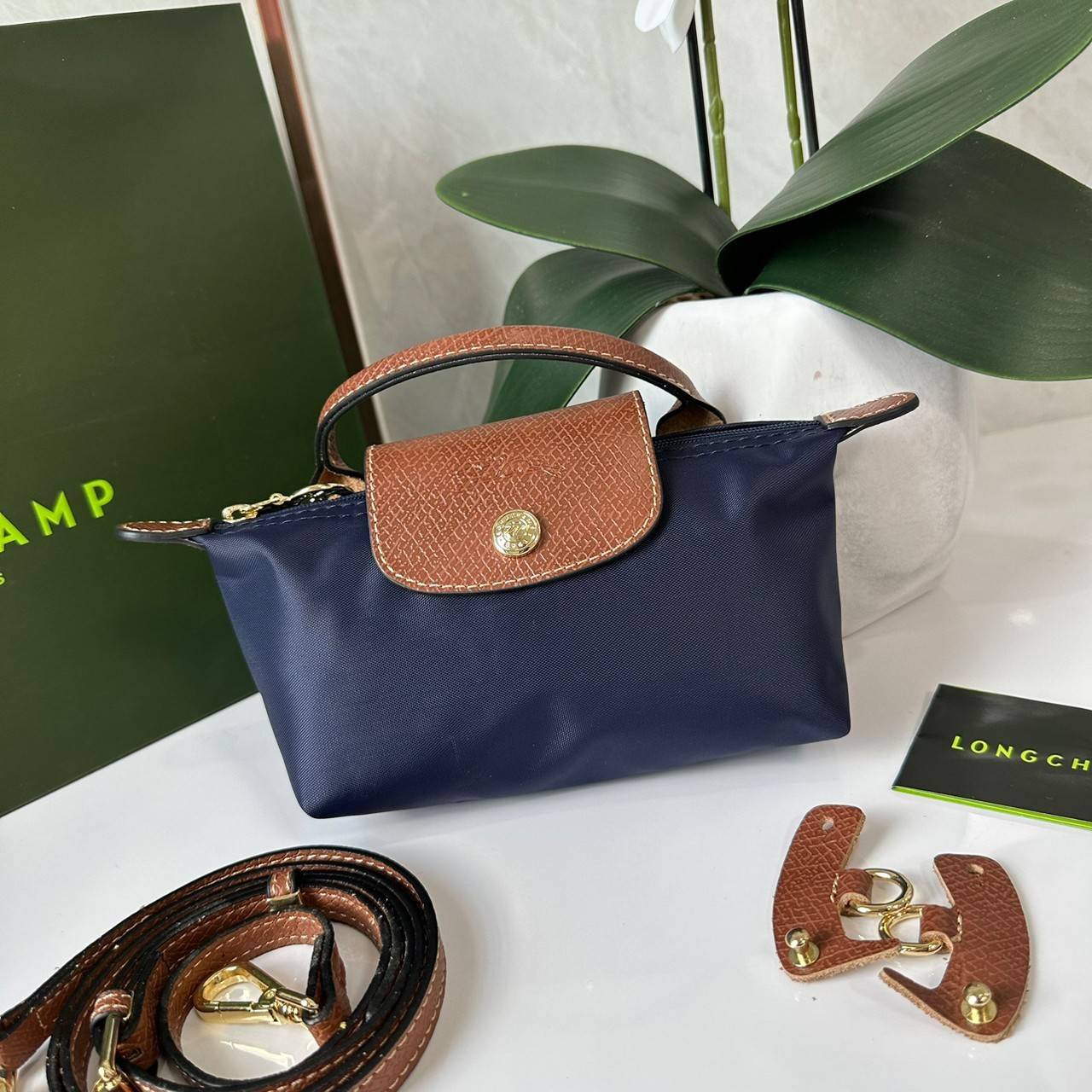 LONGCHAMP LE PLIAGE ORIGINAL Pouch with handle กระเป๋าใบเล็กขนาดกระทัดเหมาะกับใส่ของจำเป็นจุกจิก กันน้ำได้ พร้อมส่ง