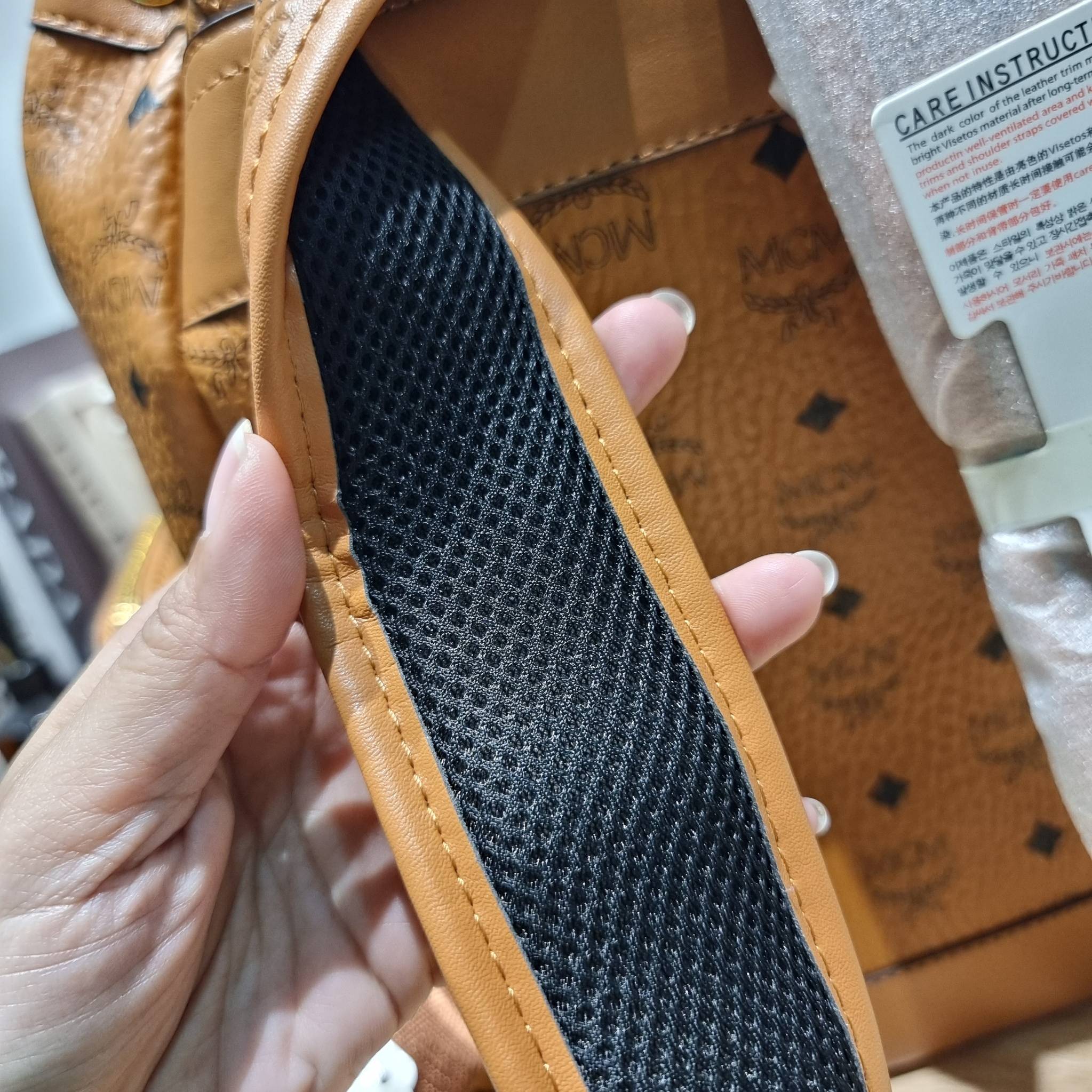 M.C.M SMALL BRANDENBURG BACKPACK IN VISETOS อีกหนึ่งไอเท็ม เอาใจสายเที่ยวแบบจัดหนัก ไม่รู้จะมีใบไหนคุ้มได้มากกว่านี้อีกแล้ว กระเป๋าเป้ใบใหญ่กำลังดี ดีไซน์ไม่ซ้ำใคร ฟังก์ชั่นการใช้งานตอบโจทย์หลายๆคนแน่นอน