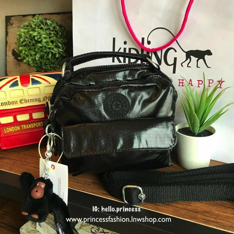 💕 Kipling Messenger Bag กระเป๋าสะพายทรงเหลี่ยมรุ่นใหม่!!ขนาดมินิ สามารถสะพายสายคู่ สายเดี่ยวและเป้ มีหลายช่องใช้งาน ด้านหน้าเป็นช่องเล็กใส่ของจุกจิก ซิปคู่ด้านหน้าภายในมีช่องเล็กแยกเป็นสัดส่วน ซิปเดี่ยวด้านหลังกว้างเพิ่มช่องใส่ของได้อีก1ช่อง ขนาดก