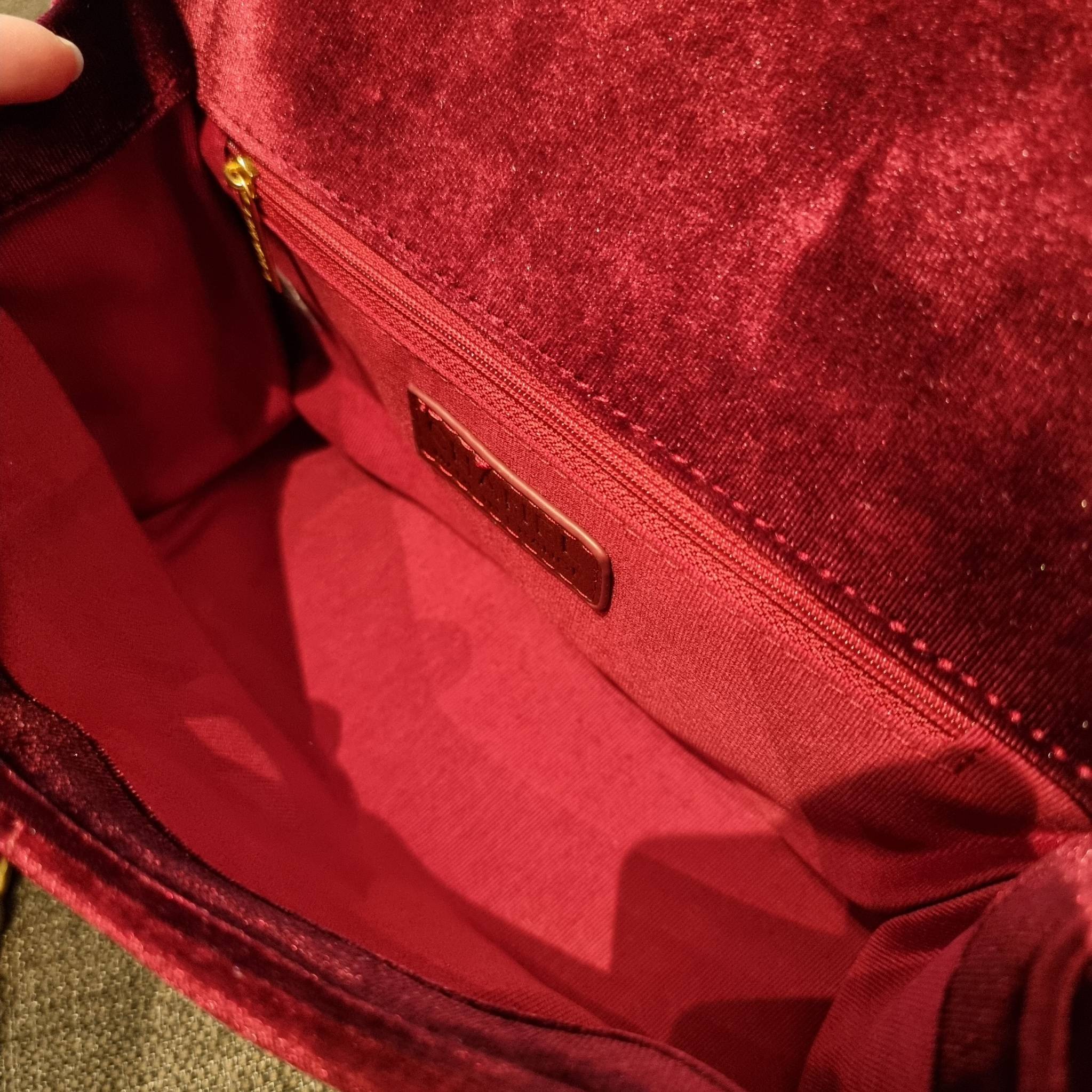 ไม่มองไม่เหลียวไม่ได้แล้ว!! ความหรูที่โดดเด่นจากผ้ากำมะหยี่ สร้างดีเทลผู้ดี ลูกคุณมากๆ Chanel vip boutique กระเป๋าสะพายจาก duty free ในราคาสุดประหยัด!! ดีไซน์เลิศ ตกแต่งด้วยโซ่ทูโทน ลงตัวแบบไม่มีที่ติ เปิด-ปิดด้วยตัวบิดล็อค ภายในโล่งกว้าง ใส่กระเป๋าสตางค์