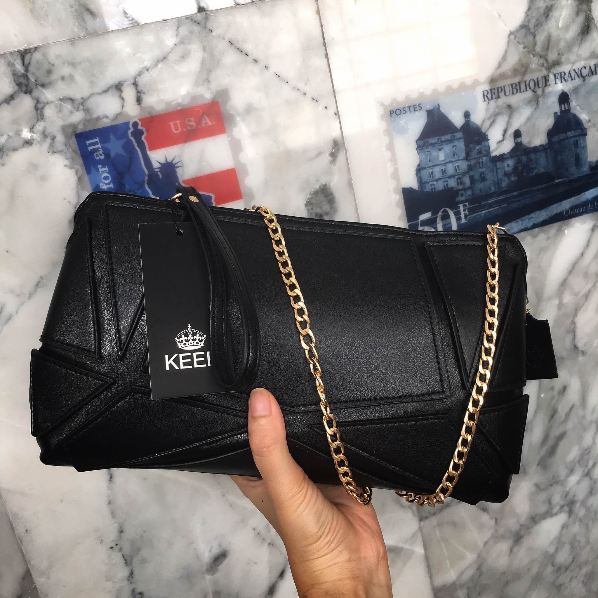 รุ่นขายดี มีสีใหม่มาเพิ่มค่า New Item KEEP black Clutch bag with strap ร กระเป๋าสะพาย ปรับเก็บสายถือเป็น clutch bag ได้คะ มีสายคล้องข้อมือ ขนาดกะทัดรัด พร้อมช่องแบ่งเก็บของได้หลายช่องคะ ใส่กระเป๋าตังค์ มือถือ iphone 6 plus ได้คะ น้ำหนักเบา เข้ากับชุดได้ง่