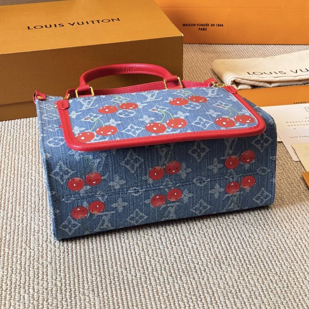 LV OnTheGo PM Monogram cherry denim 25cm กระเป๋าสะพายทรงโท้ท ไอเท็มสุดโดดเด่นมีชีวิตชีวา ด้วยเดนิมวินเทจปักลายเชอร์รี่สีสันสดใสสะดุดตาสะท้อนสไตล์ไอคอนิก