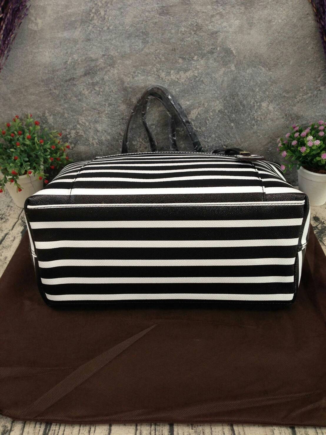 KATE SPADE HYDE LANE STRIPED RILEY LEATHER TOTE BAG กระเป๋าสะพายทรง Tote Bag หนังสวยอยู่ทรง โดดเด่นที่สีทูโทนลายทางห้อยโลโก้ TAGcที่หูกระเป๋า ด้านหน้าประดับโลโก้ มี1ช่องใส่ของ ภายในมีช่องซิป และช่องใส่มือถือ กว้างและจุ ใส่ ipad notebook เอกสาร A4 กระเป๋าส