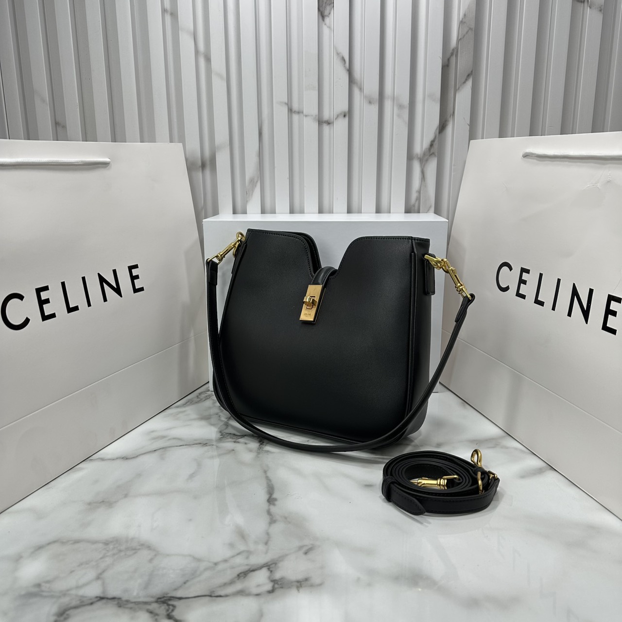 ORI หนังแท้ | CELINE SMALL CAMILLE 16 SOFT BAG IN SMOOTH LEATHER กระเป๋าสะพายรุ่นใหม่ล่าสุดของไลน์ 16 soft รูปทรงแบบโฮโบที่มาพร้อมดีไซน์ที่ใช้งานได้จริง หรูหราและโดดเด่น ฝาพับหนังกับตัวปิดแบบ Turnlock สีทองรูปทรงคล้ายอัญมณี